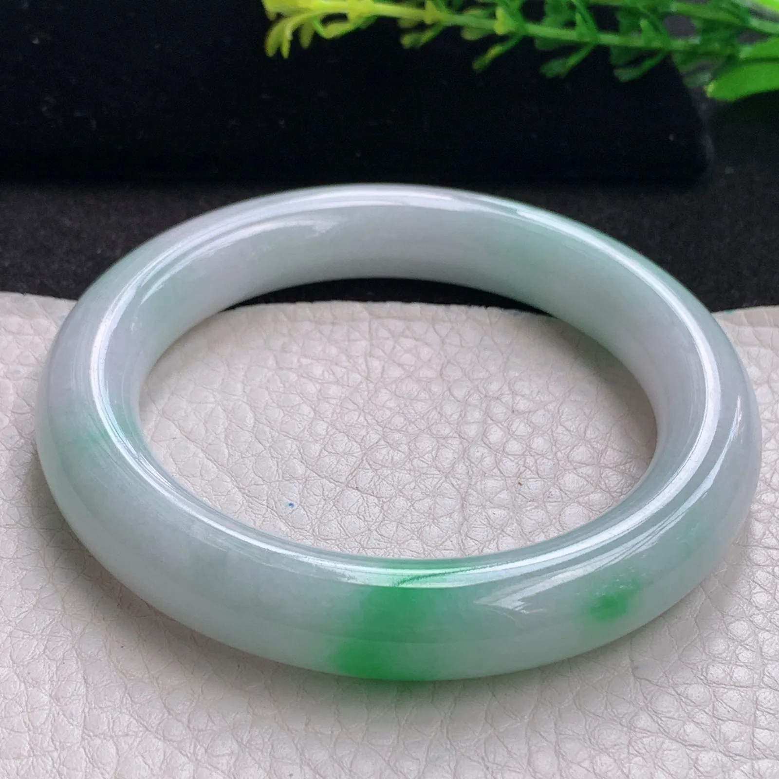 js自然光56*11.2*10.8美人镯 缅甸翡翠a货飘阳绿圆条玉手镯 玉手环