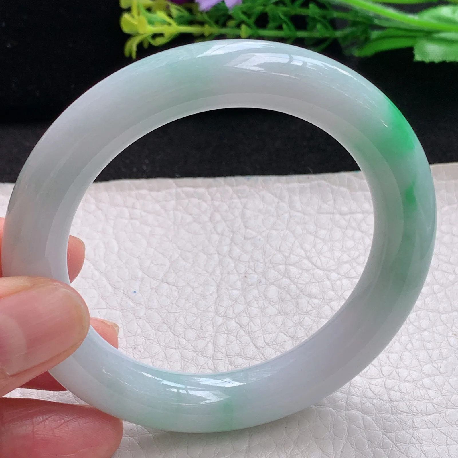 js自然光56*11.2*10.8美人镯 缅甸翡翠a货飘阳绿圆条玉手镯 玉手环