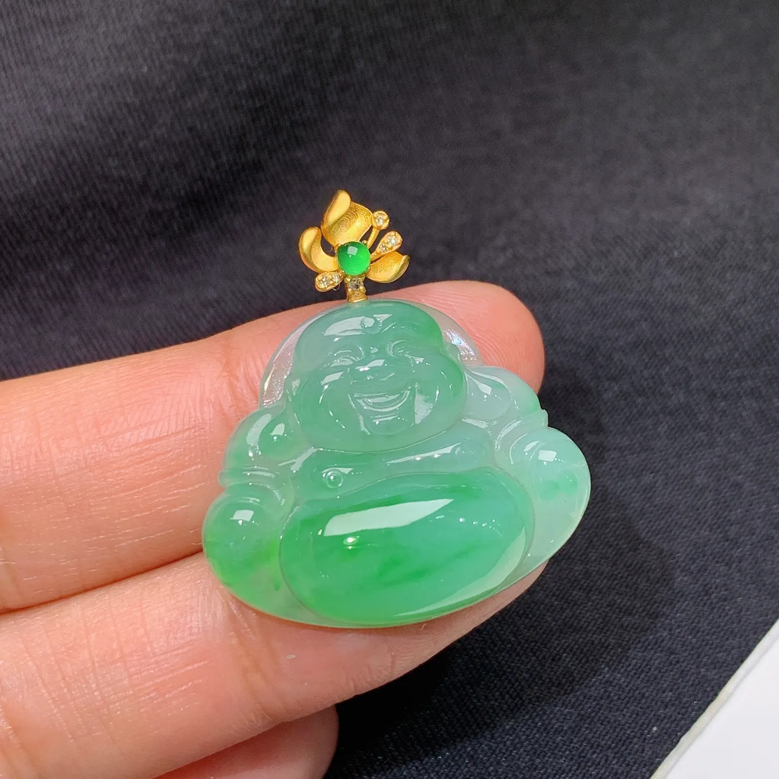 飘绿笑佛吊坠，18k金镶嵌，冰润色阳，品相好，种水足 裸石尺寸21.6*26.8*5.8