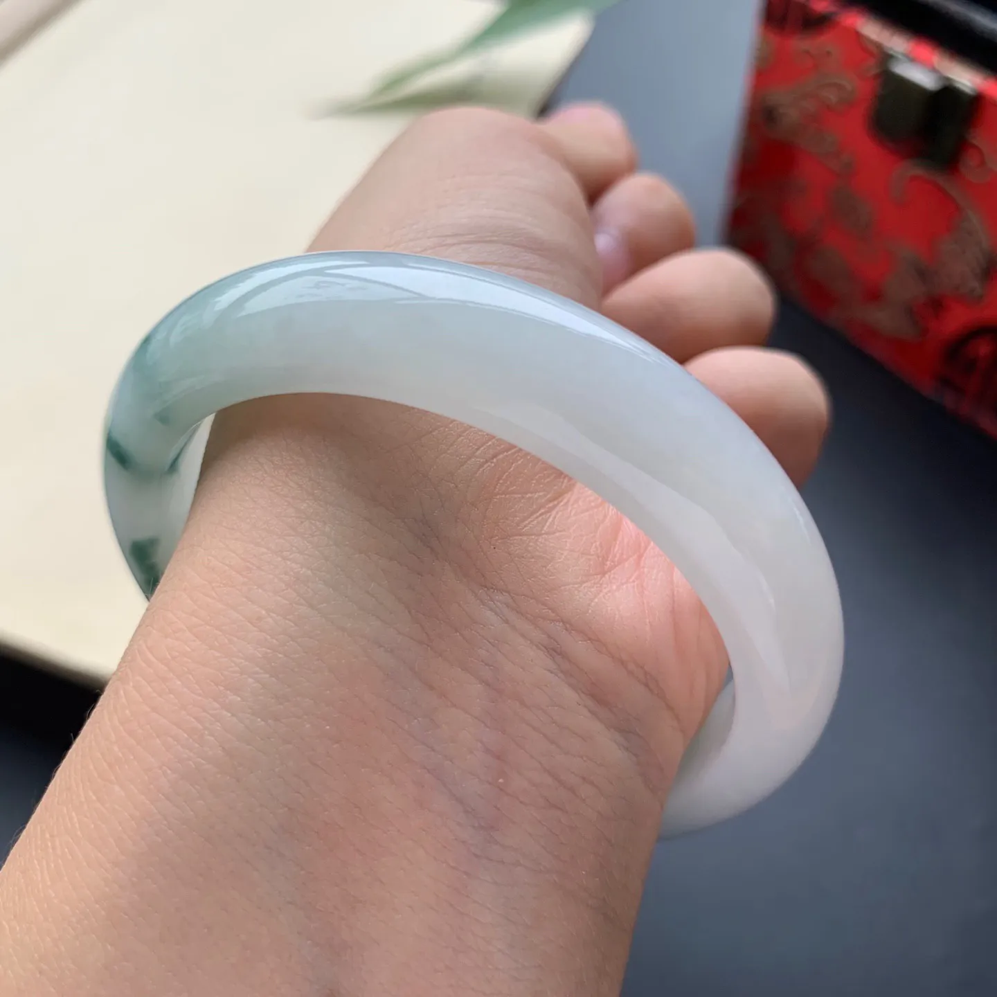 55.5圈口飘花正圈手镯 尺寸：55.5-12.6-7.6，无纹裂，细腻光滑，花色飘逸