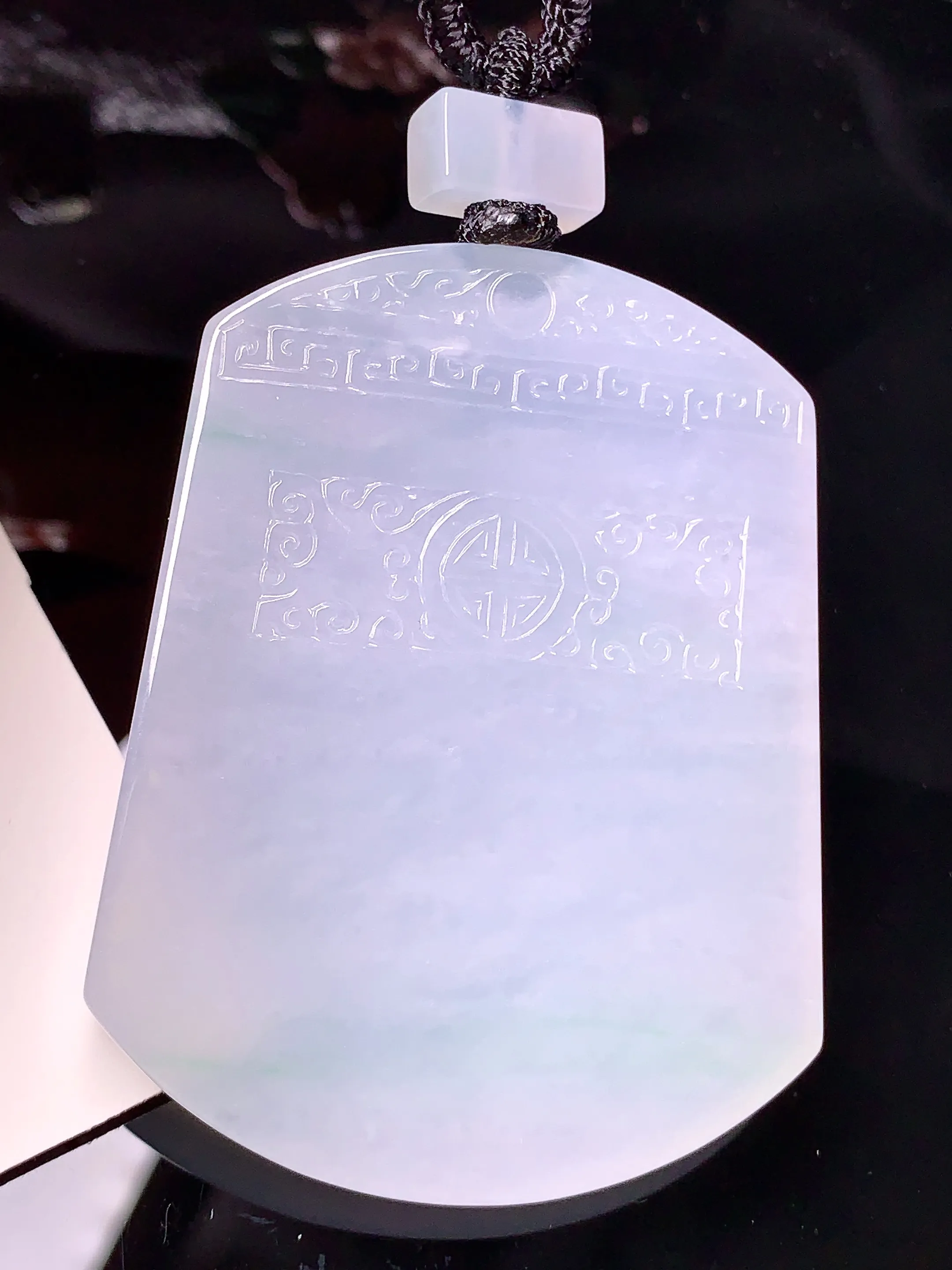 飘绿无事牌吊坠 玉质细腻 色泽清新艳丽 整体尺寸56*42.8*5.6