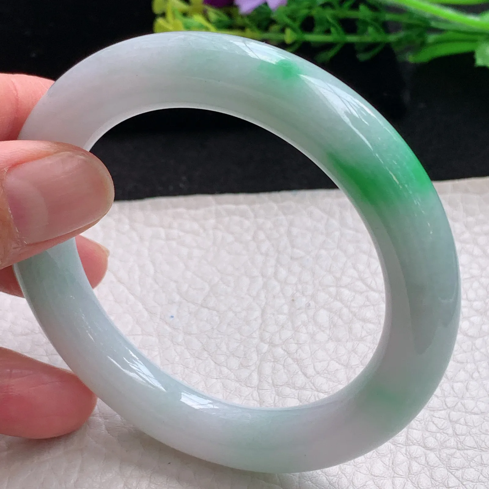 js自然光56*11.2*10.8美人镯 缅甸翡翠a货飘阳绿圆条玉手镯 玉手环