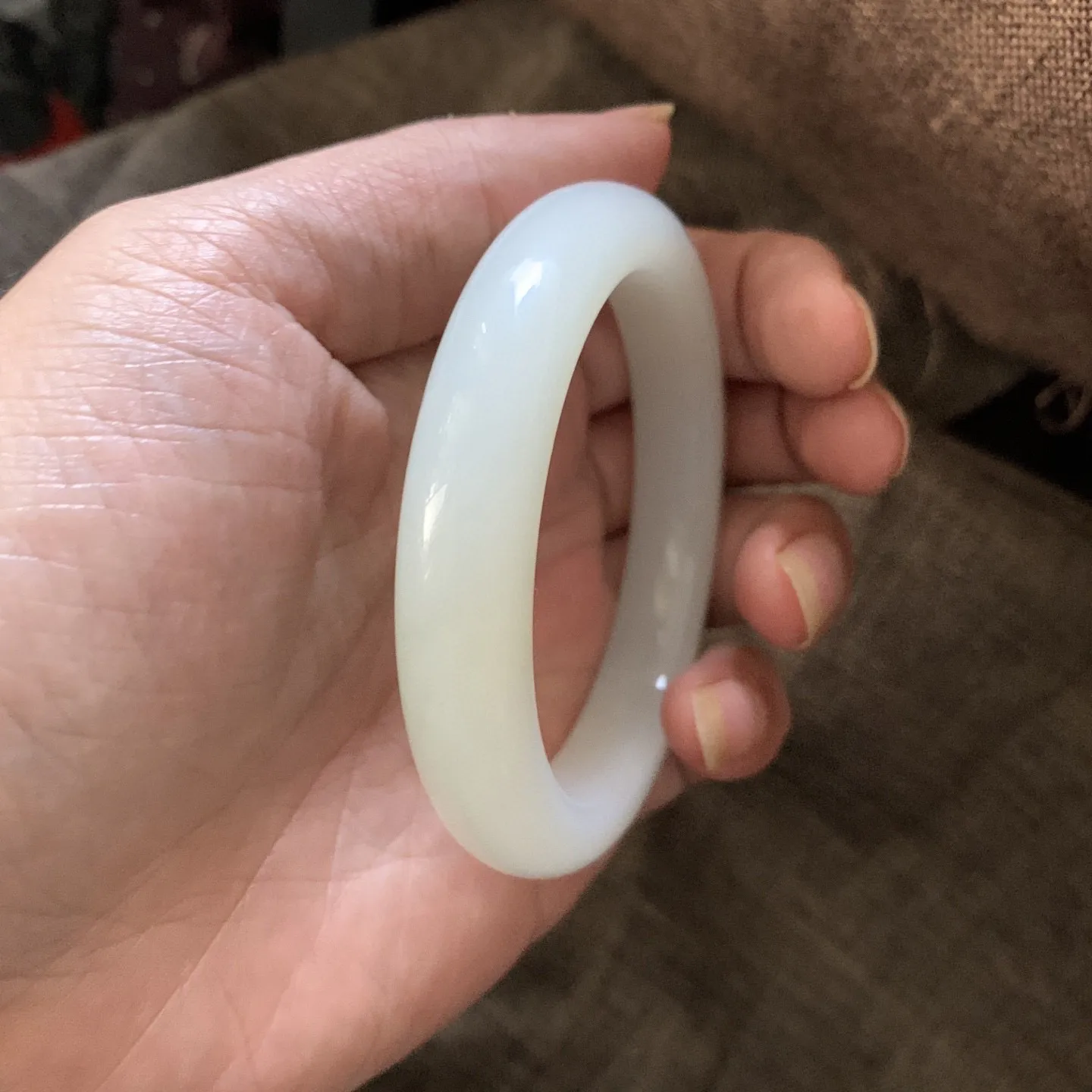 57.5圈口枣红皮手镯，和田玉羊脂白手镯【挽间柔情】，镯型古朴典雅。在诗情画意的雨巷相遇，你是我腕间的一抹风情，有你眸有深情.清风荡漾湖间静水，我愿俯身低眉，在烟波涟漪处寻你