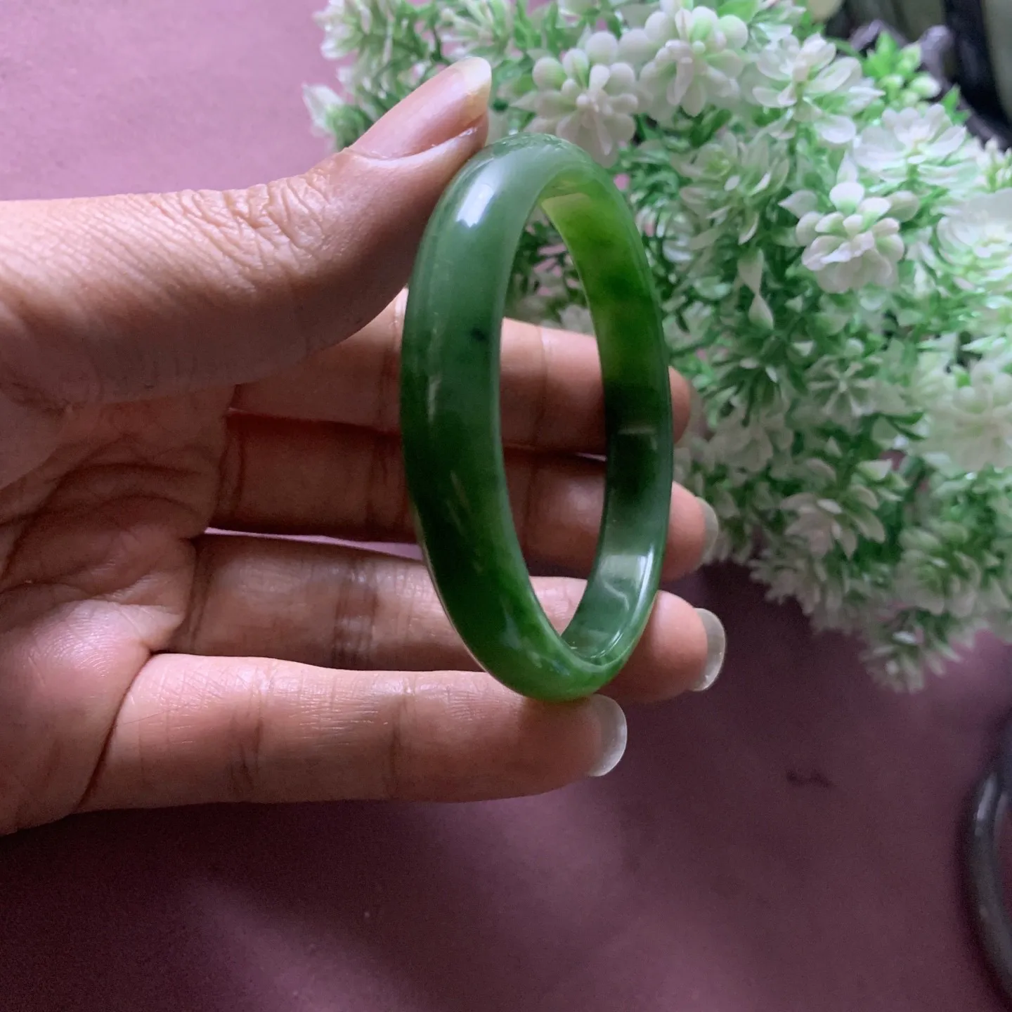 和田玉碧玉53.1圈口菠菜绿手镯，玉质细腻油润，密度紧凑，琢型圆润，高脂粉，品相大，佩戴端庄典雅