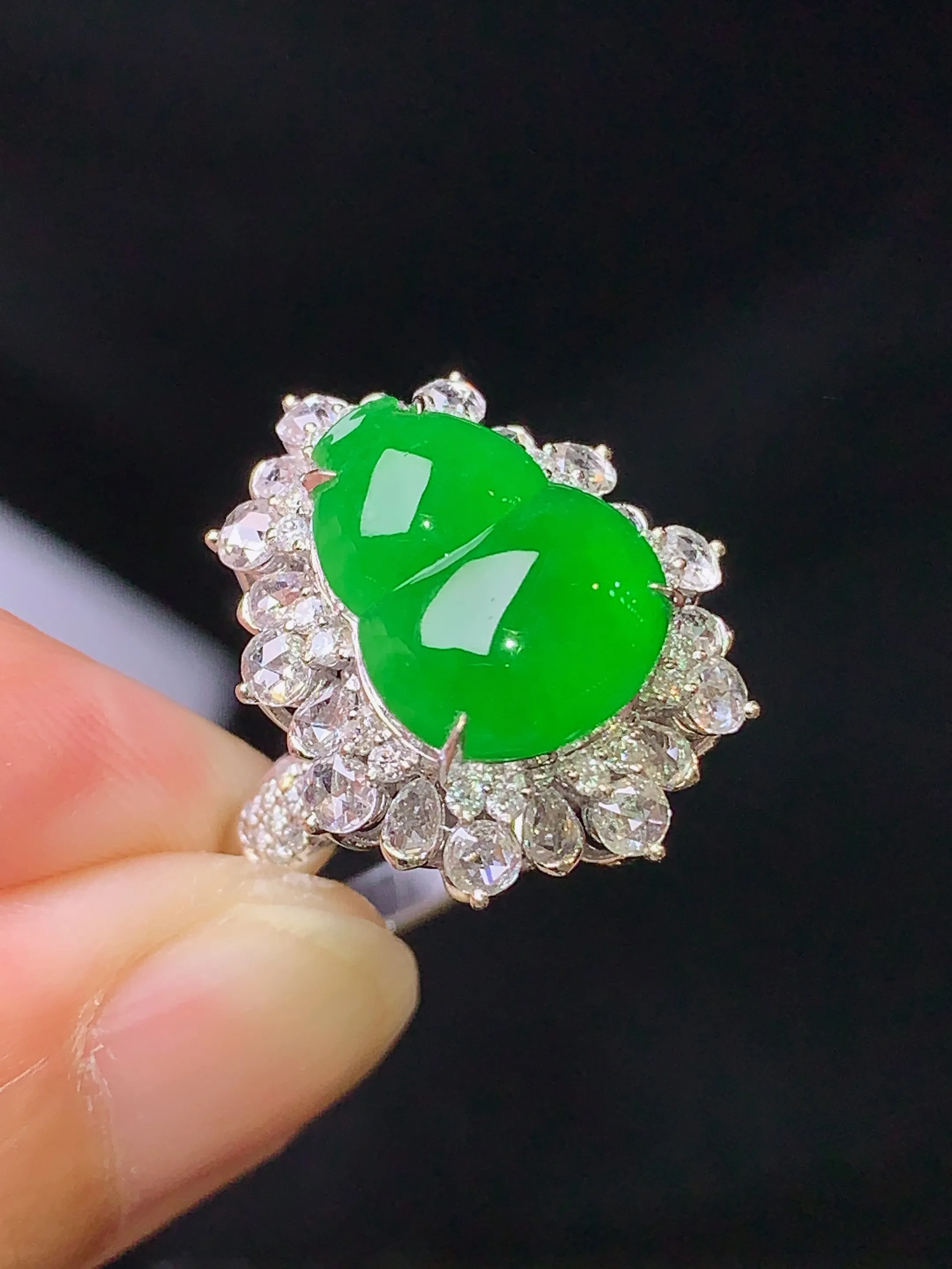 18k金钻镶嵌满绿葫芦戒指吊坠两用款 玉质细腻 色泽清新艳丽 圈口13 整体尺寸26.2*16.6*12