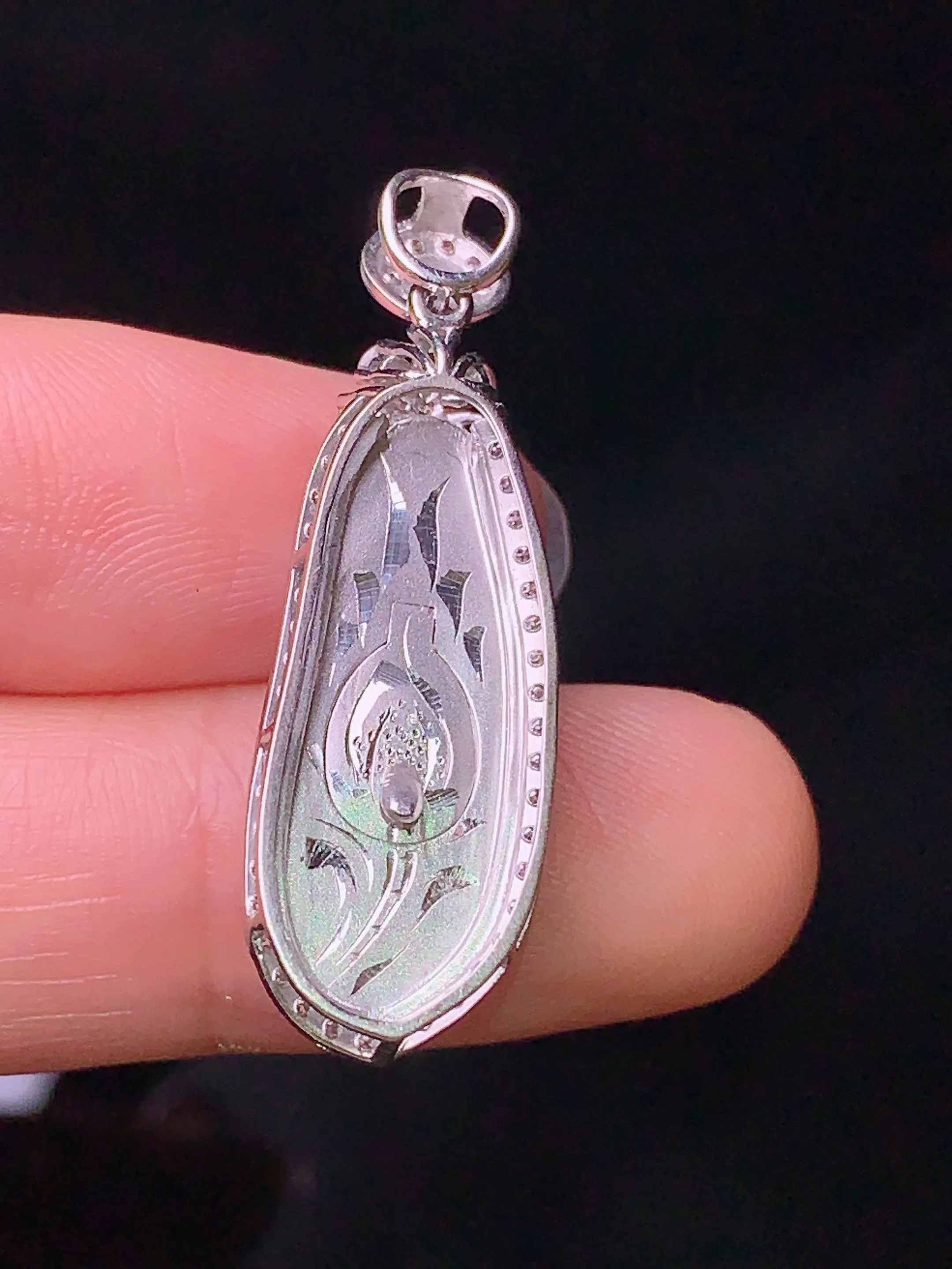 18k金钻镶嵌满绿四季豆吊坠 玉质细腻 色泽清新艳丽 整体尺寸34.2*11*7