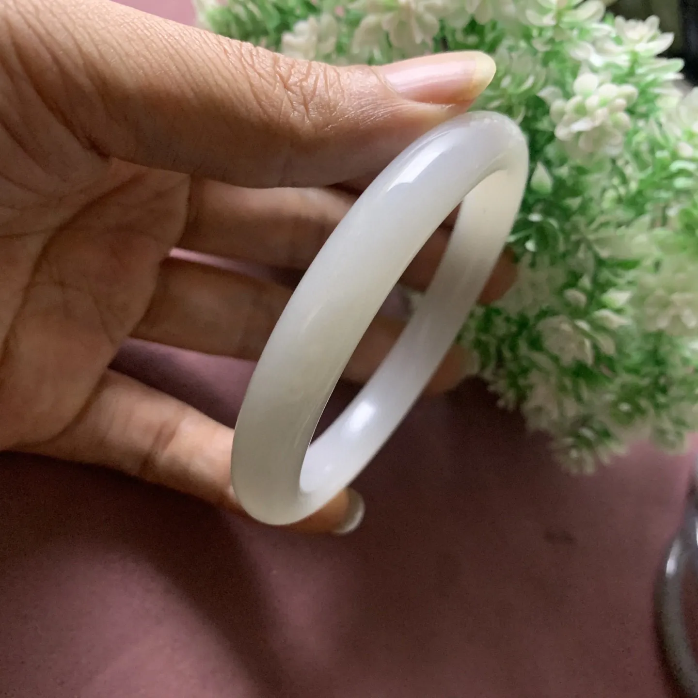 冰白色，和田玉62圈口白玉手镯，圈口62宽11玉质细腻油润，密度紧凑，琢型圆润，高脂粉，品相大，佩戴端庄典雅