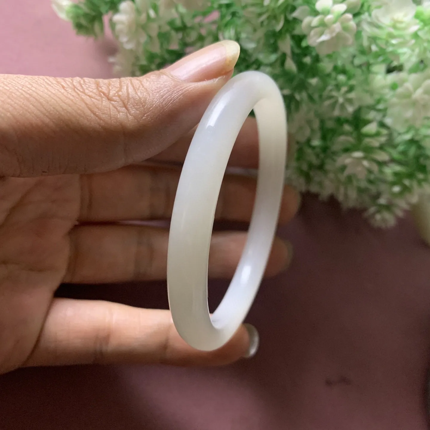 和田玉57.5圈口羊脂白手镯，玉质细腻油润，密度紧凑，琢型圆润，高脂粉，品相大，佩戴端庄典雅