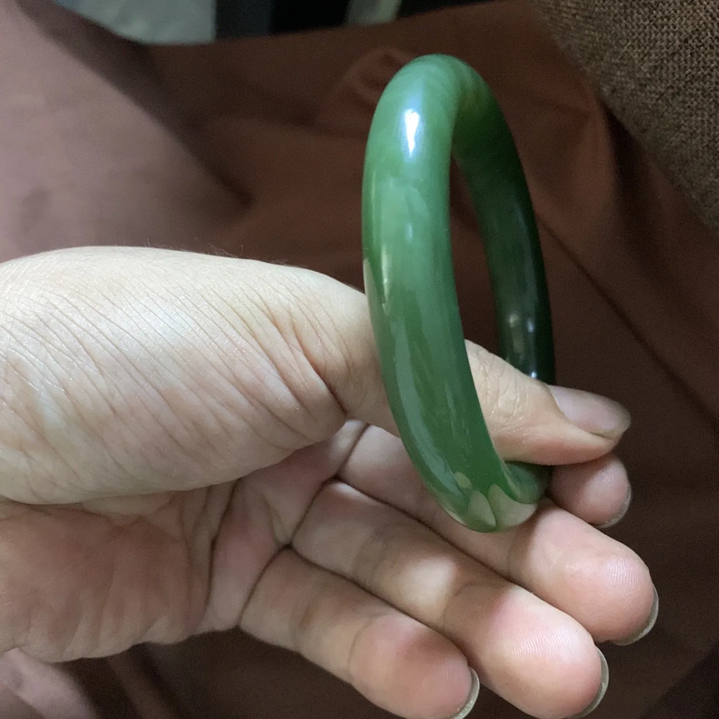 珍藏品，和田玉碧玉60圈口阳绿色圆条手镯，圈口60宽11.8mm玉质特细腻油润，高脂粉，高品质，萦绕腕间时，古韵不失时尚，素雅不失品味，细腻光滑的触感，使人沉醉，气质高雅