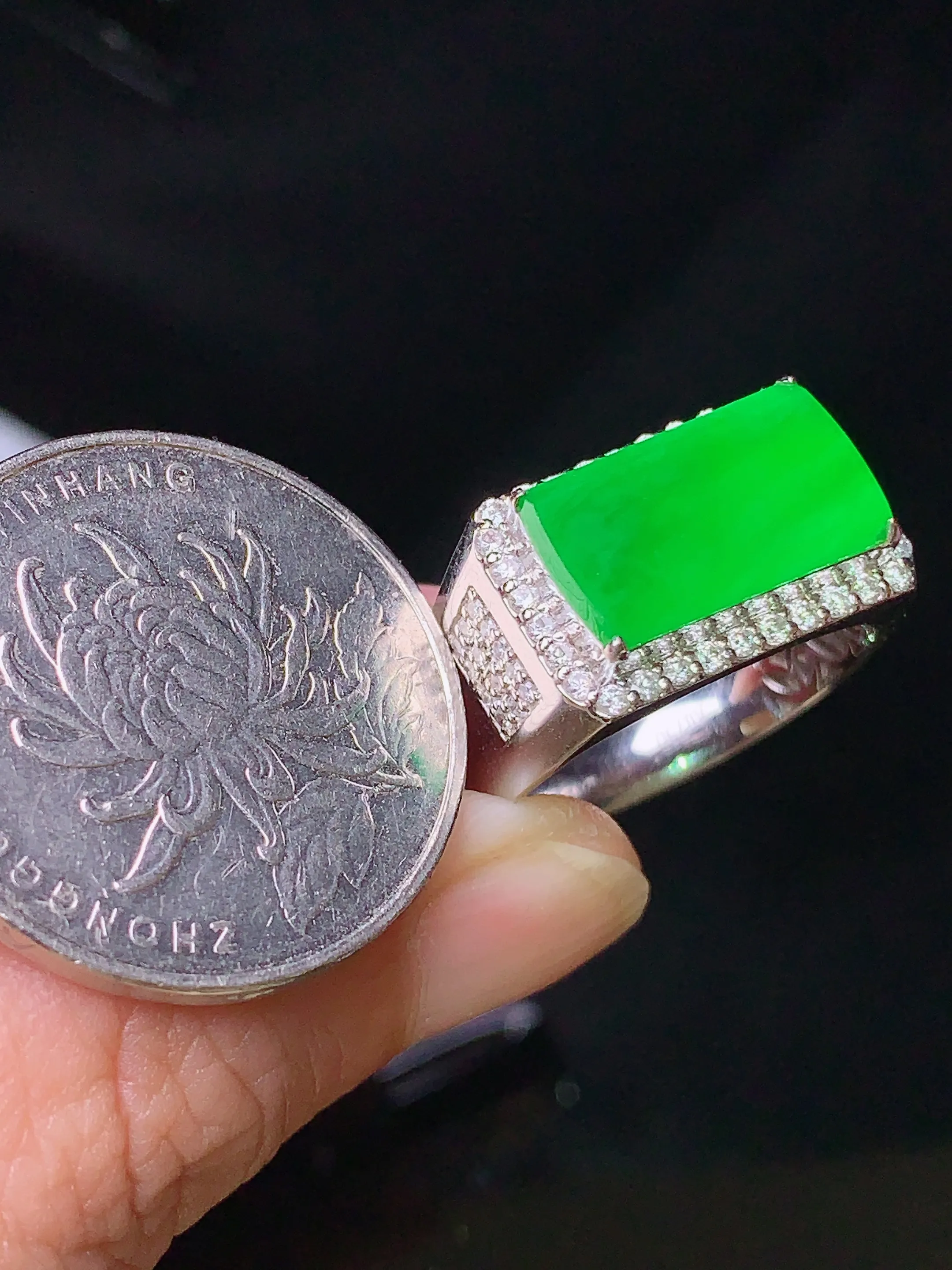 18k金钻镶嵌满绿马鞍戒指 玉质细腻 色泽清新艳丽 圈口17.5 整体尺寸8.5*14.5*2