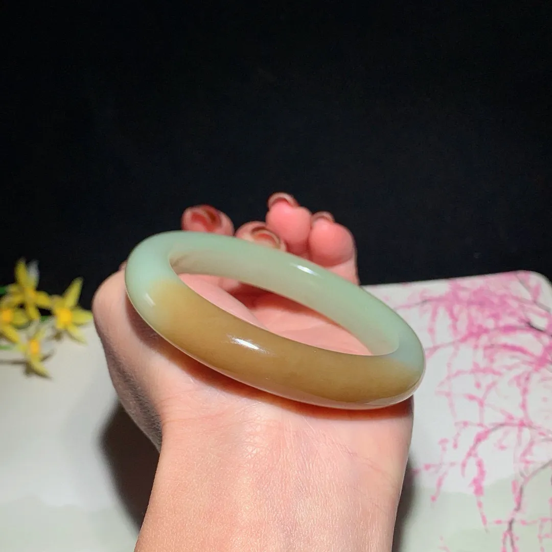 和田玉57圈口且末糖手镯！圈口57宽11.6玉质细腻油润 底色纯净无裂无杂 脂粉好，品质高。