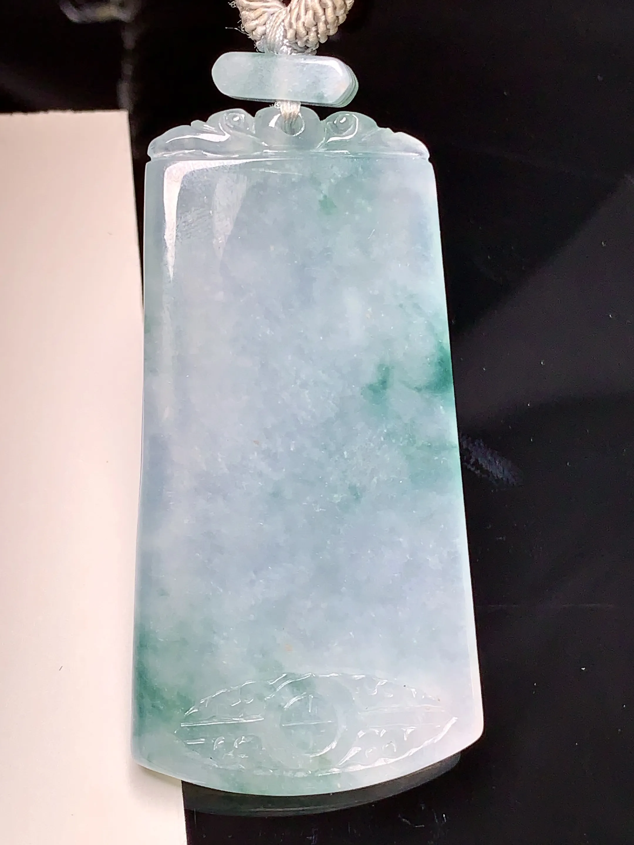 飘绿无事牌吊坠 玉质细腻 色泽清新艳丽 整体尺寸49.5*25.7*4.3