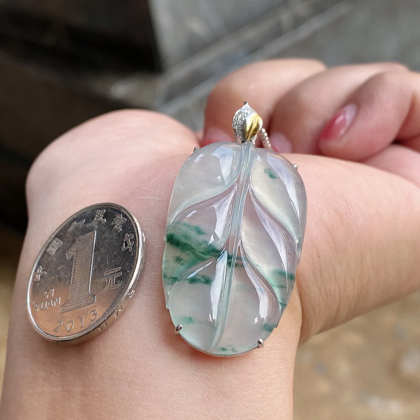 冰种飘花叶子吊坠 尺寸43.9-22.5-6.7毫米