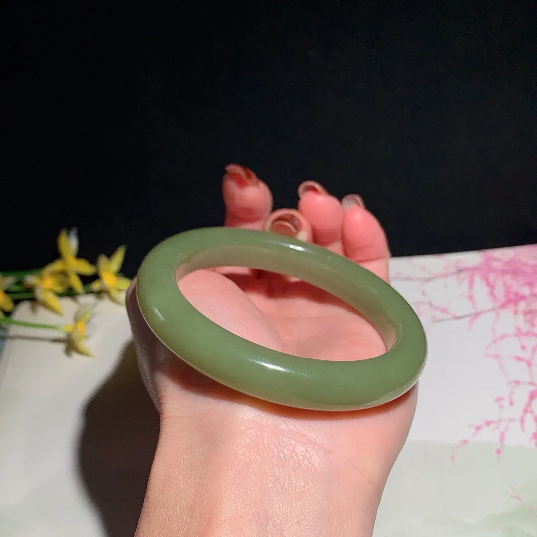 和田玉58圈口黄口料手镯！圈口58宽11.5玉质细腻油润 底色纯净 无裂无杂 脂粉好，品质高。