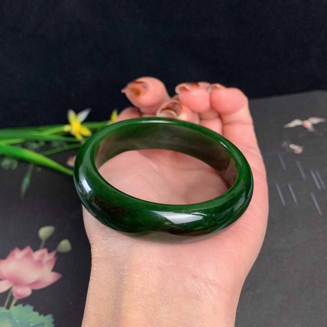 和田玉52.5圈口菠菜绿黑皮碧玉手镯！圈口52.5宽15.3玉质细腻油润 底色纯净 无纹裂 脂粉好，品质高