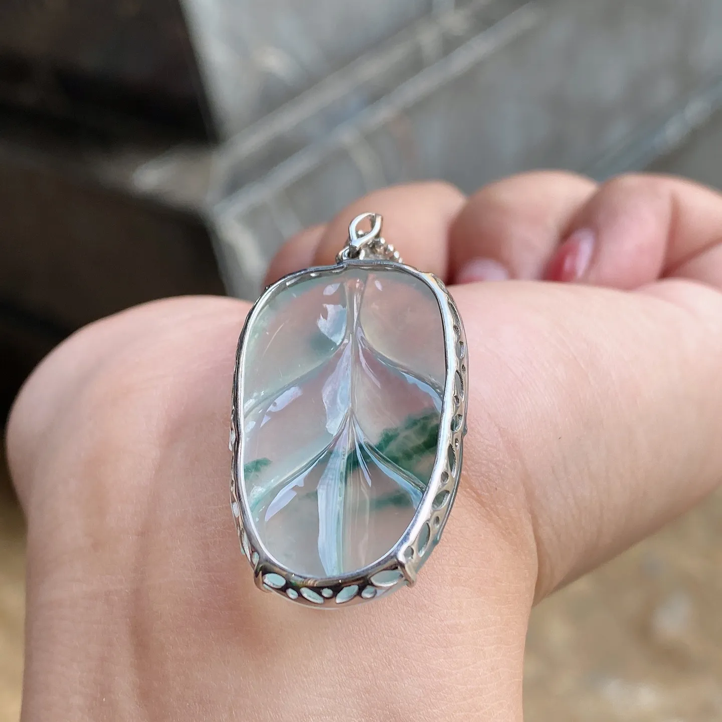 冰种飘花叶子吊坠 尺寸43.9-22.5-6.7毫米