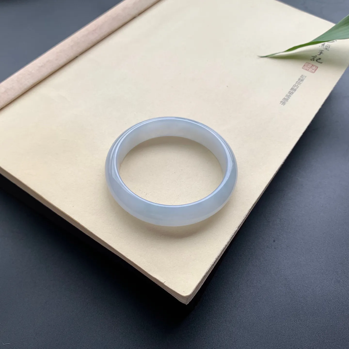 56圈口冰正圈手镯 尺寸：56-13.3-7，无纹裂，水润起胶，白净光滑