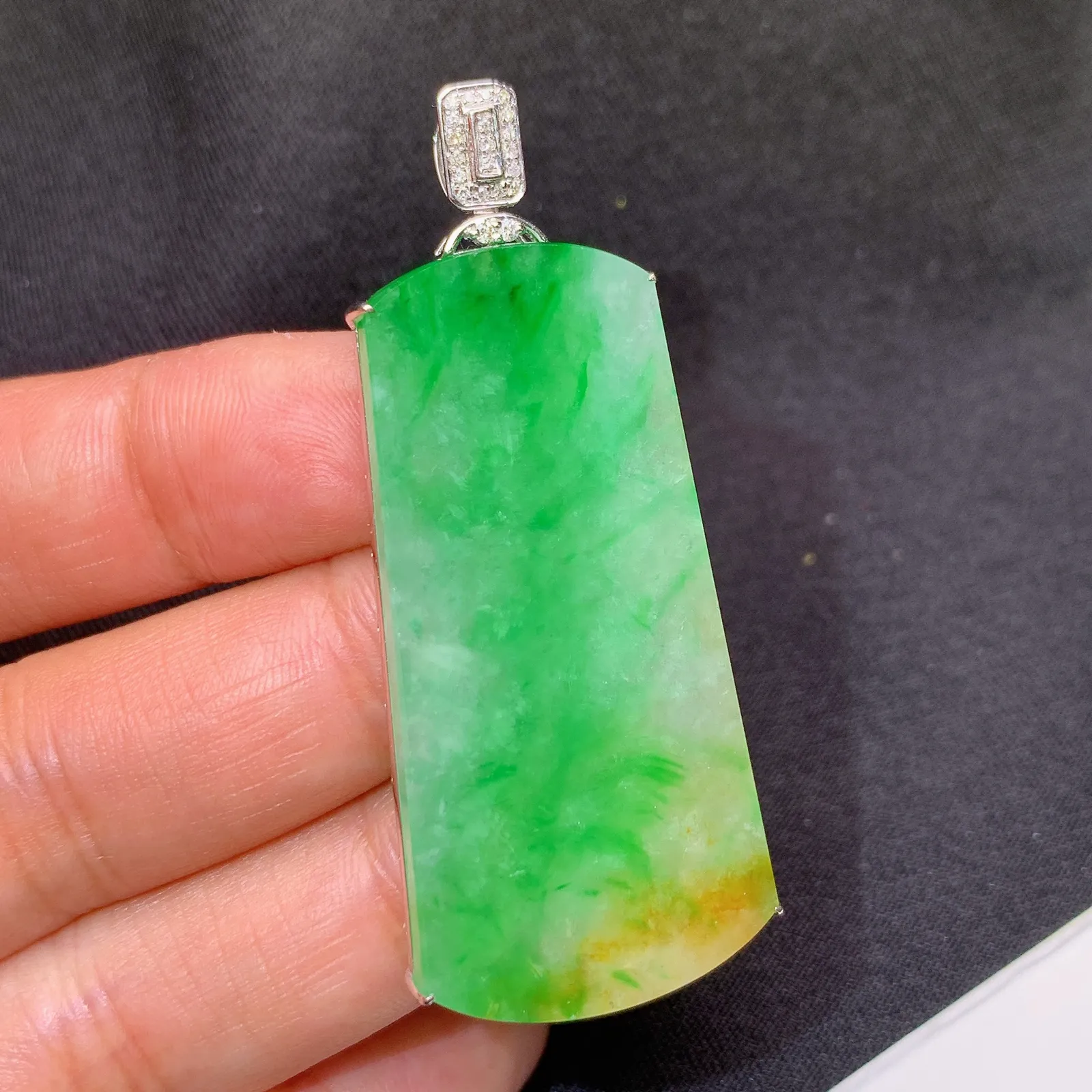 飘绿无事牌吊坠，18k金镶嵌，冰润色阳，玉质细腻 尺寸54.2*23*5.2