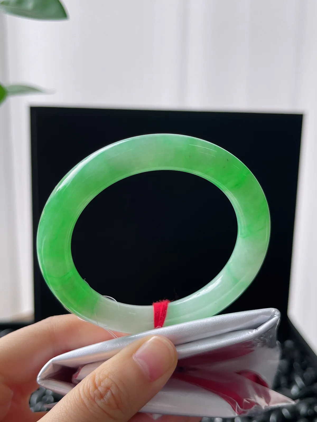 圆镯52.2圈口，翡翠冰糯种飘绿手镯