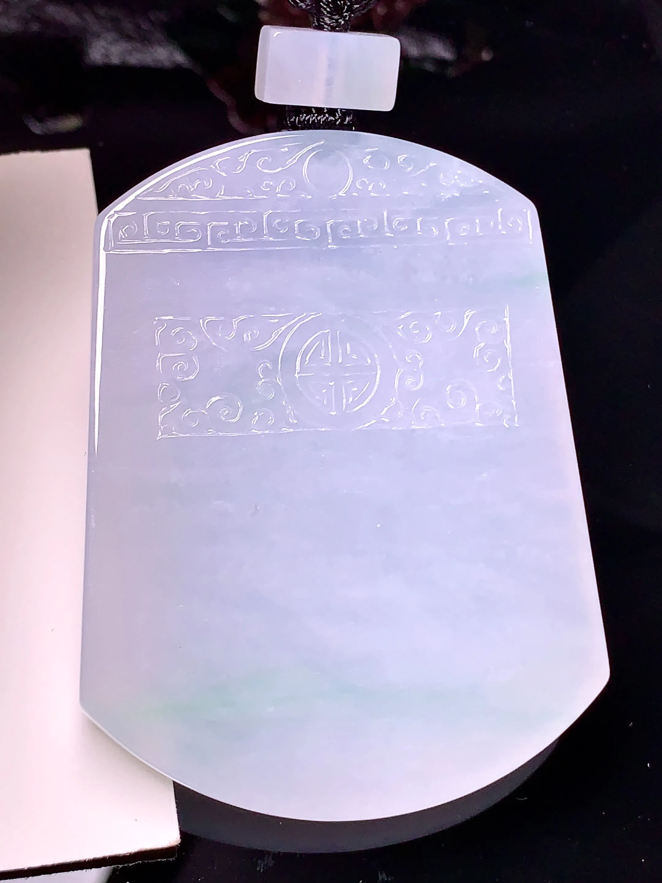 飘绿无事牌吊坠 玉质细腻 色泽清新艳丽 整体尺寸56*42.8*5.6