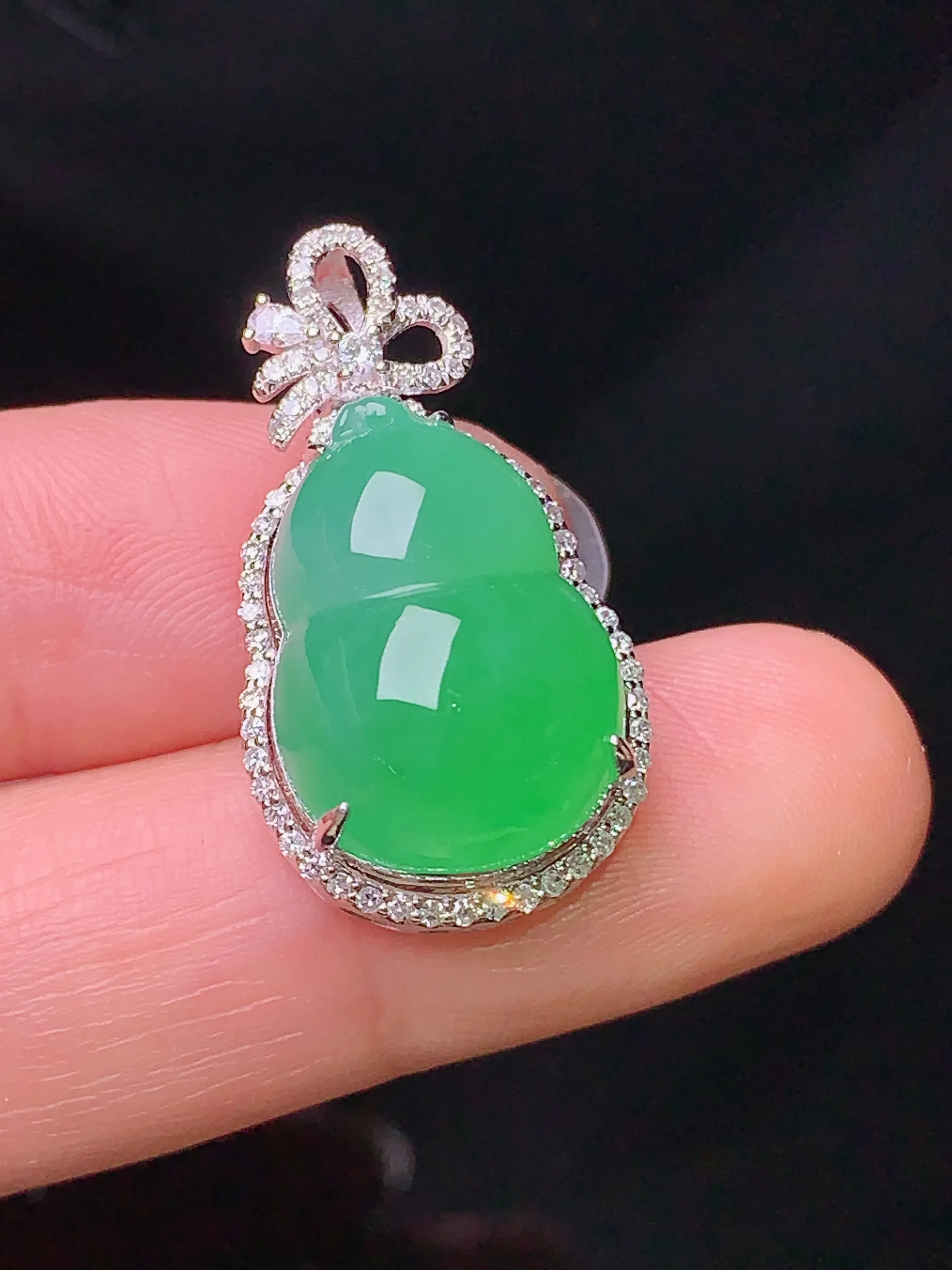 18k金钻镶嵌翠绿葫芦吊坠 玉质细腻 色泽清新艳丽 整体尺寸27.3*15.2*11.5