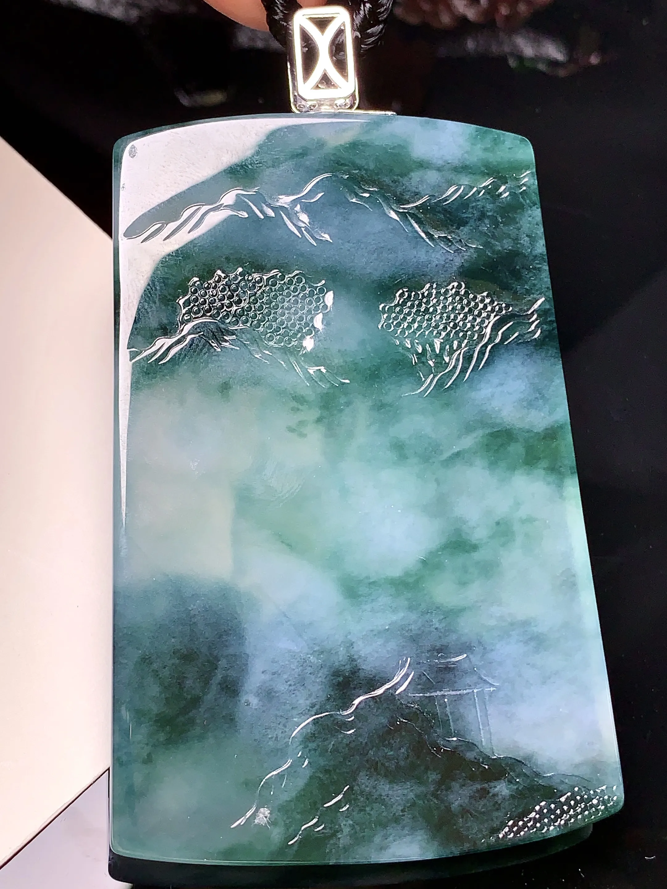 18k金钻镶嵌飘绿观音吊坠 玉质细腻 色泽清新艳丽 整体尺寸77.5*44.2*6