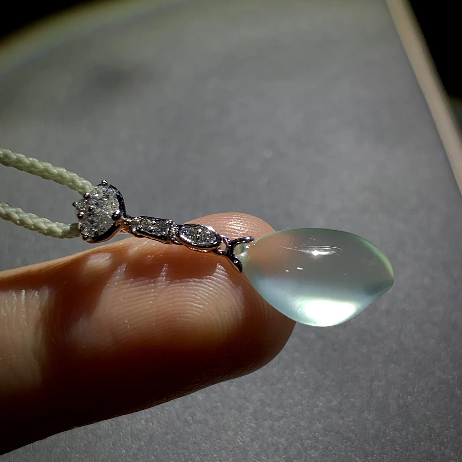 玻璃种翡翠精品福瓜，
28-裸石约14-8.5-4.8mm，
18K金，南非钻，