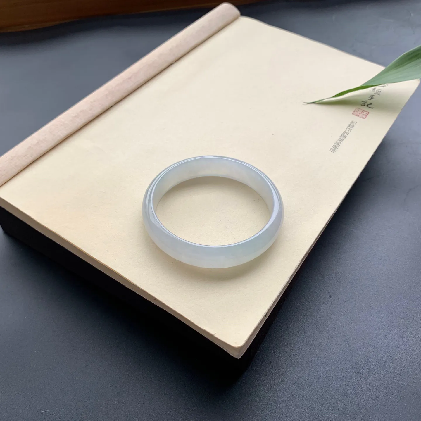 59.8圈口冰正圈手镯 尺寸：59.8-13.3-6.2，无纹裂，水润起胶，宽版大气