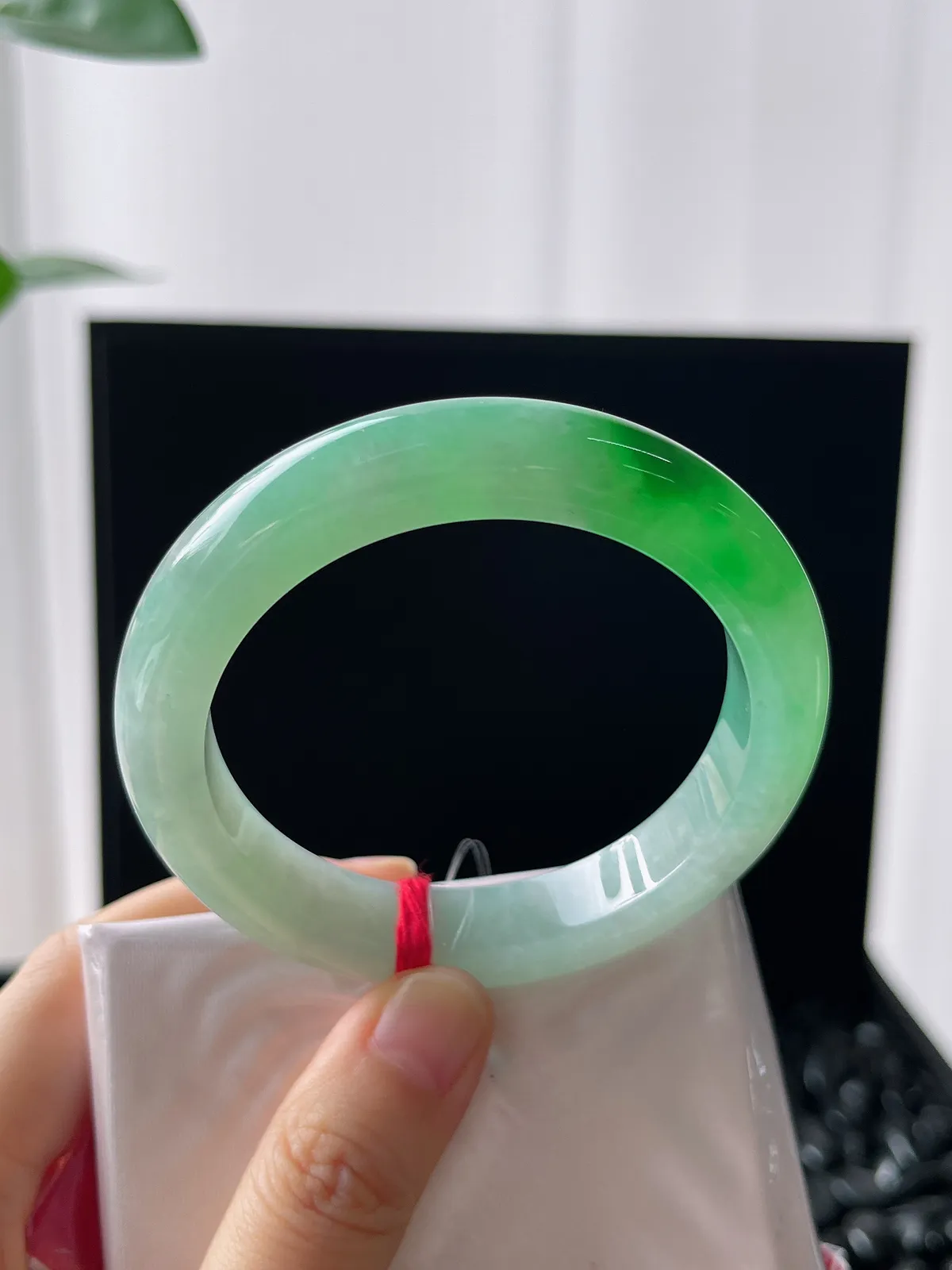 正圈53.6圈口，翡翠冰糯种飘绿手镯