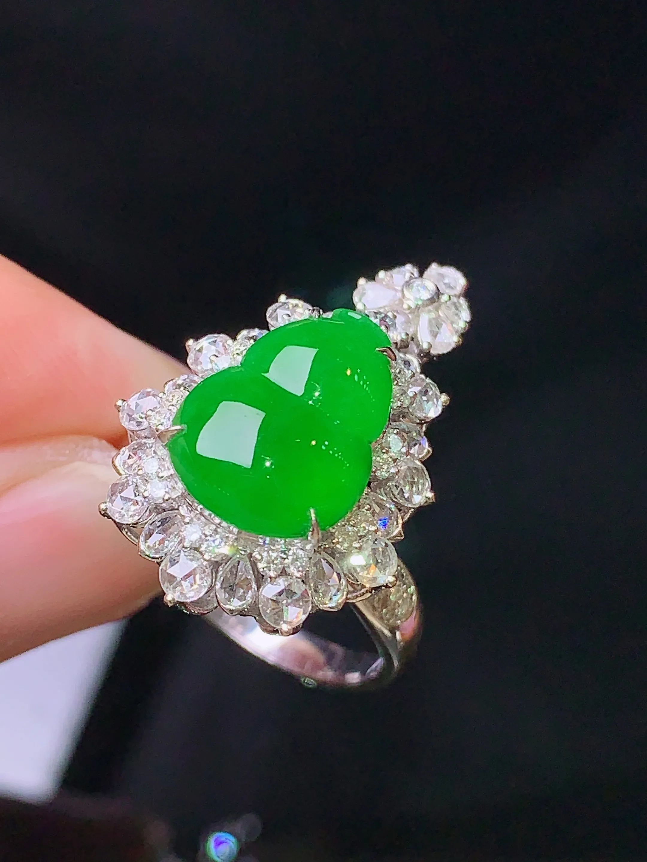 18k金钻镶嵌满绿葫芦戒指吊坠两用款 玉质细腻 色泽清新艳丽 圈口13 整体尺寸26.2*16.6*12