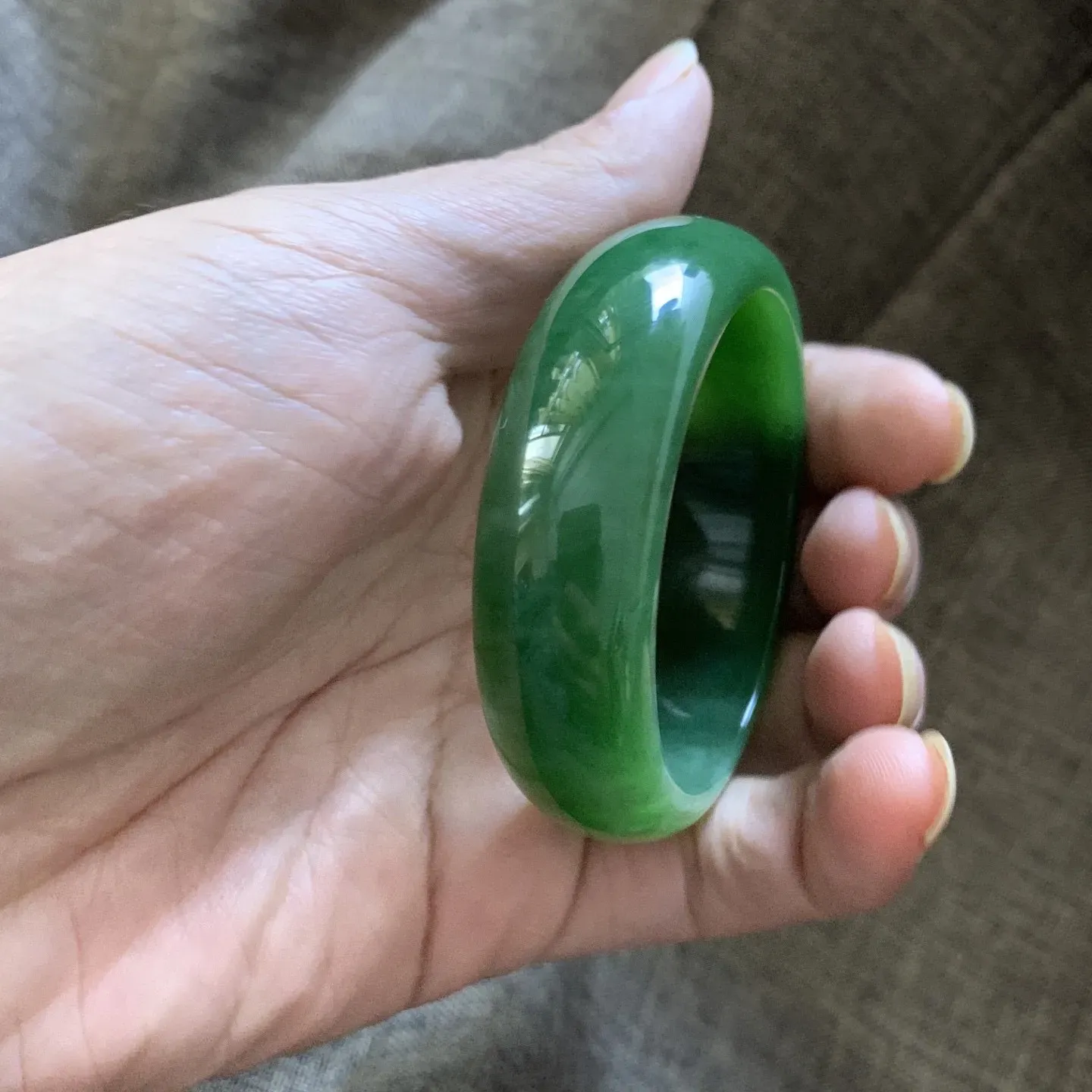 50.9圈口和田玉碧玉阳绿色宽版手镯【挽间柔情】，镯型古朴典雅。在诗情画意的雨巷相遇，你是我腕间的一抹风情，有你眸有深情.清风荡漾湖间静水，我愿俯身低眉，在烟波涟漪处寻你