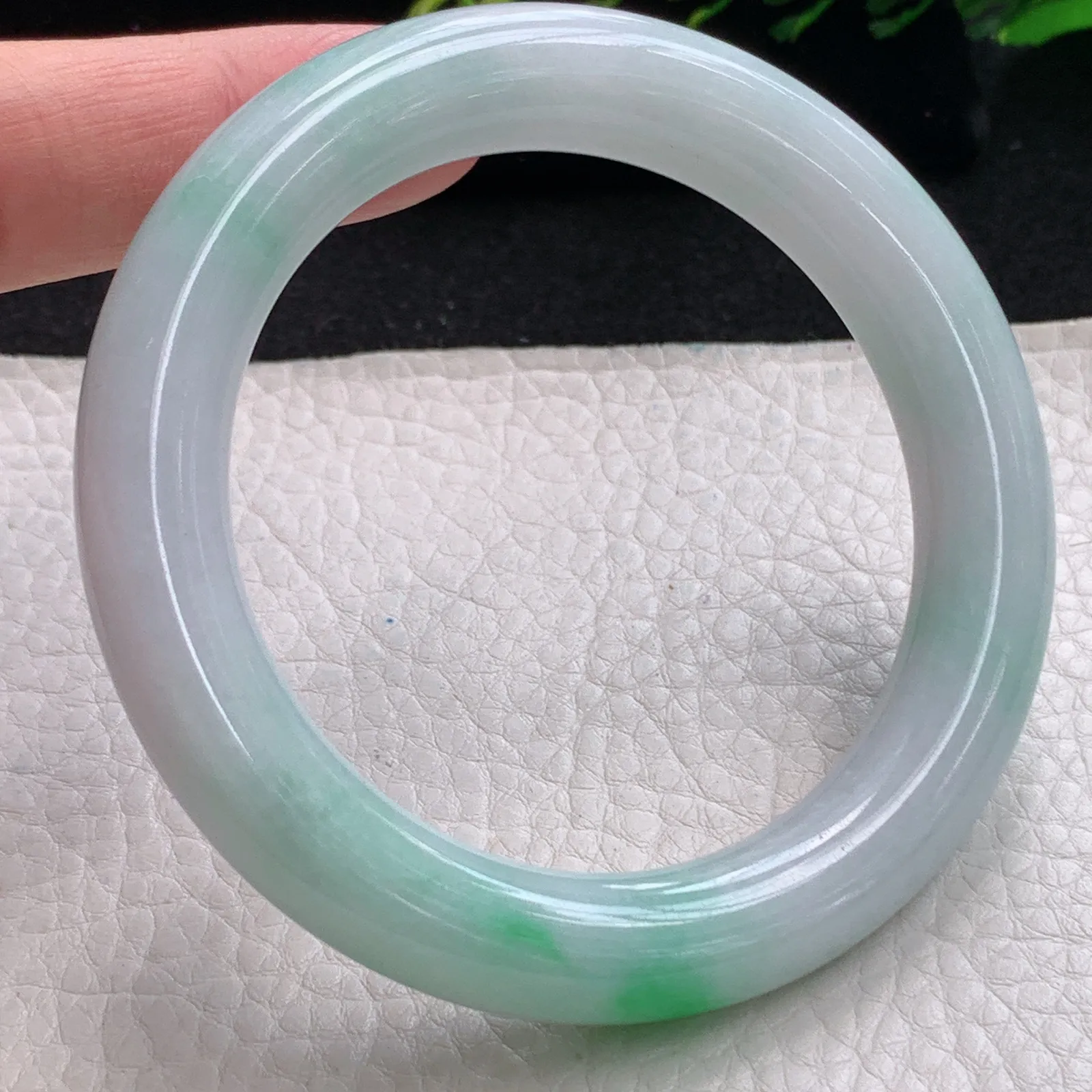 js自然光56*11.2*10.8美人镯 缅甸翡翠a货飘阳绿圆条玉手镯 玉手环