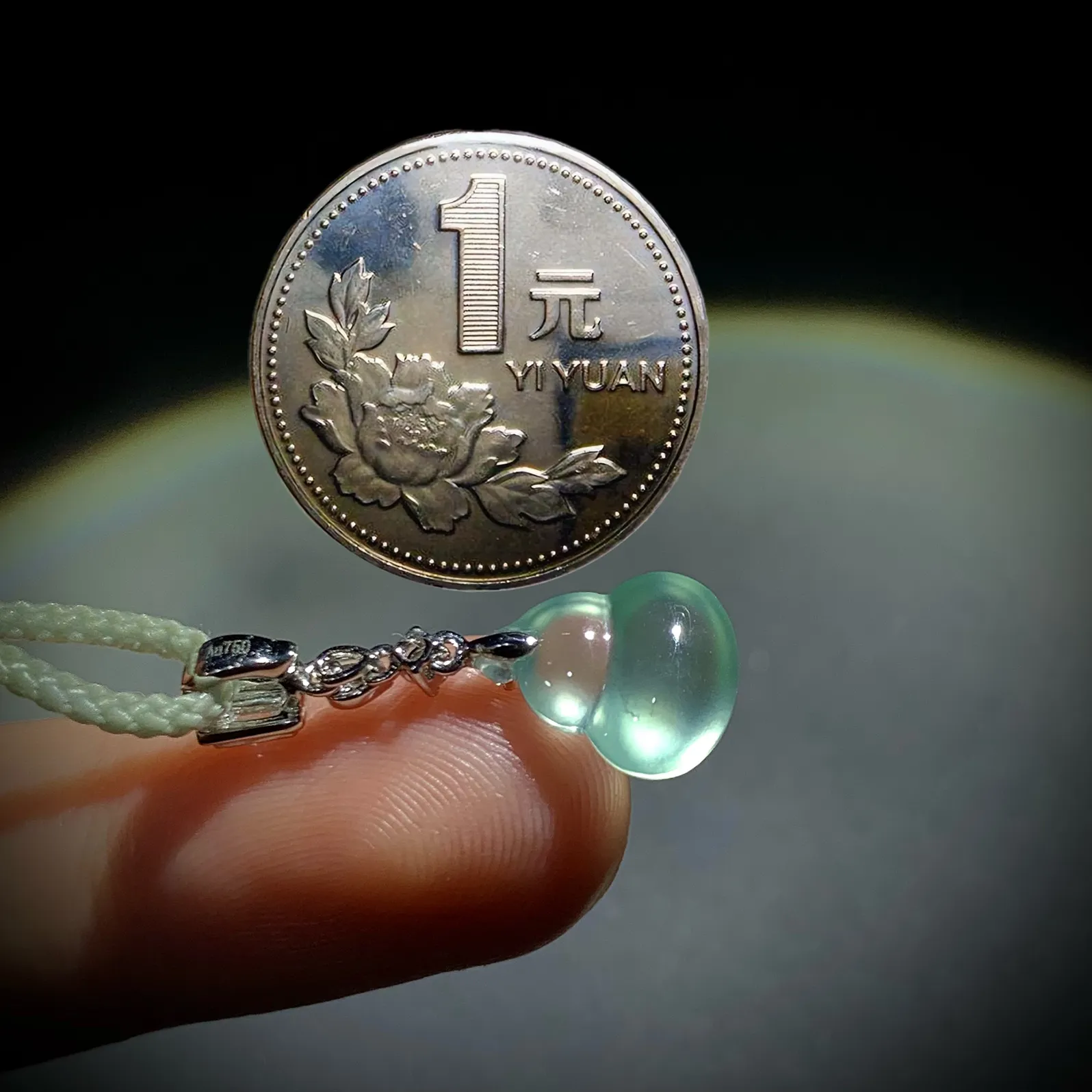 精品小葫芦吊坠，
料子干净起荧光，
裸石约11-9.2-5.5mm，
18K金，南非钻，