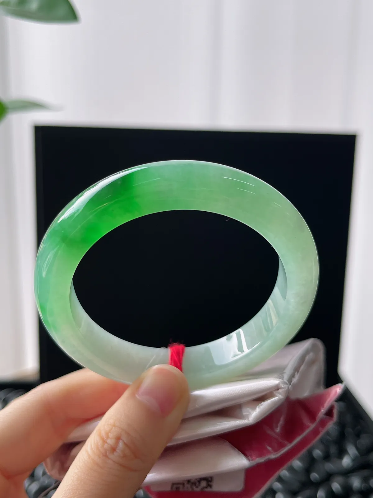 正圈53.6圈口，翡翠冰糯种飘绿手镯