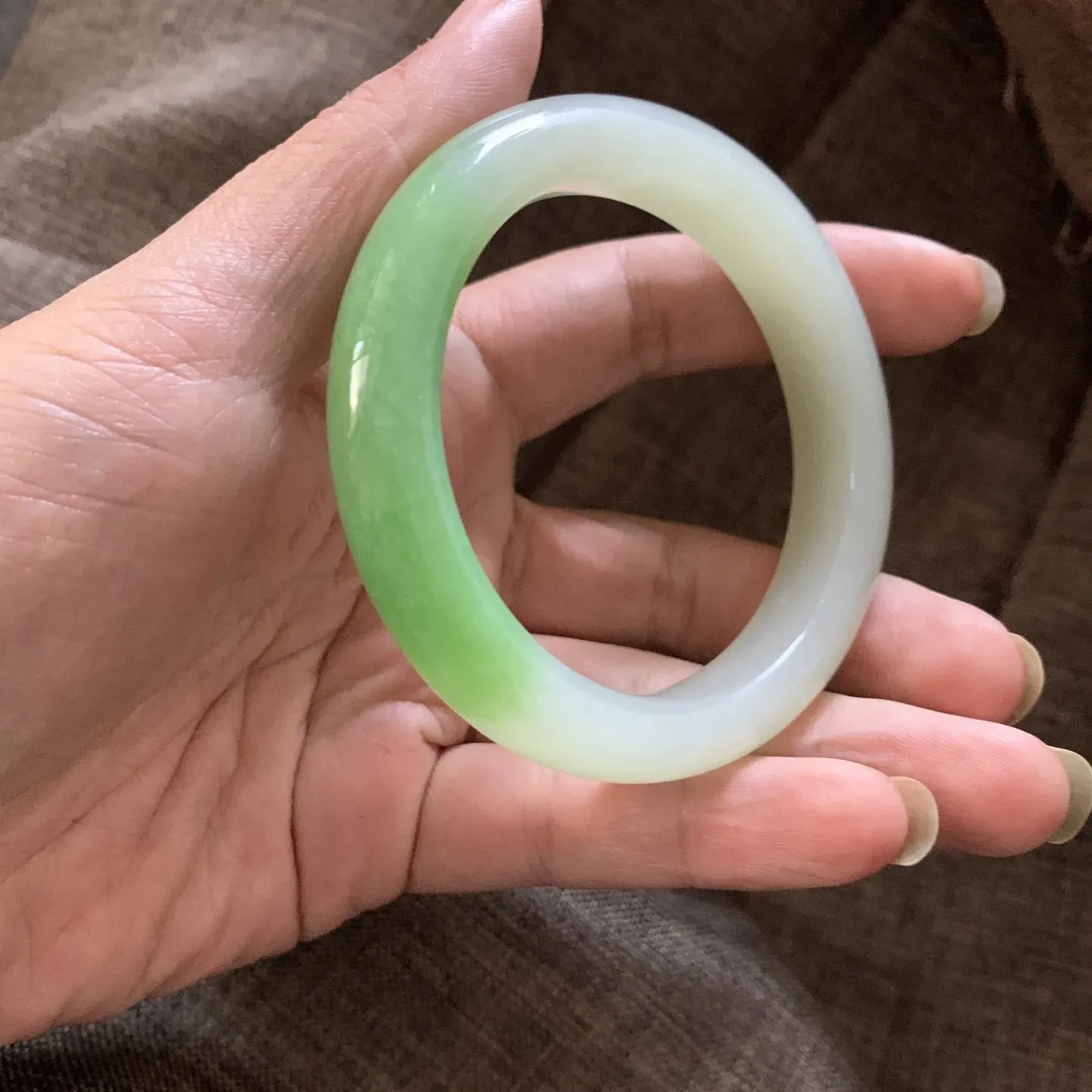 收藏款，57.5圈口和田玉翠青手镯【挽间柔情】，镯型古朴典雅。在诗情画意的雨巷相遇，你是我腕间的一抹风情，有你眸有深情.清风荡漾湖间静水，我愿俯身低眉，在烟波涟漪处寻你