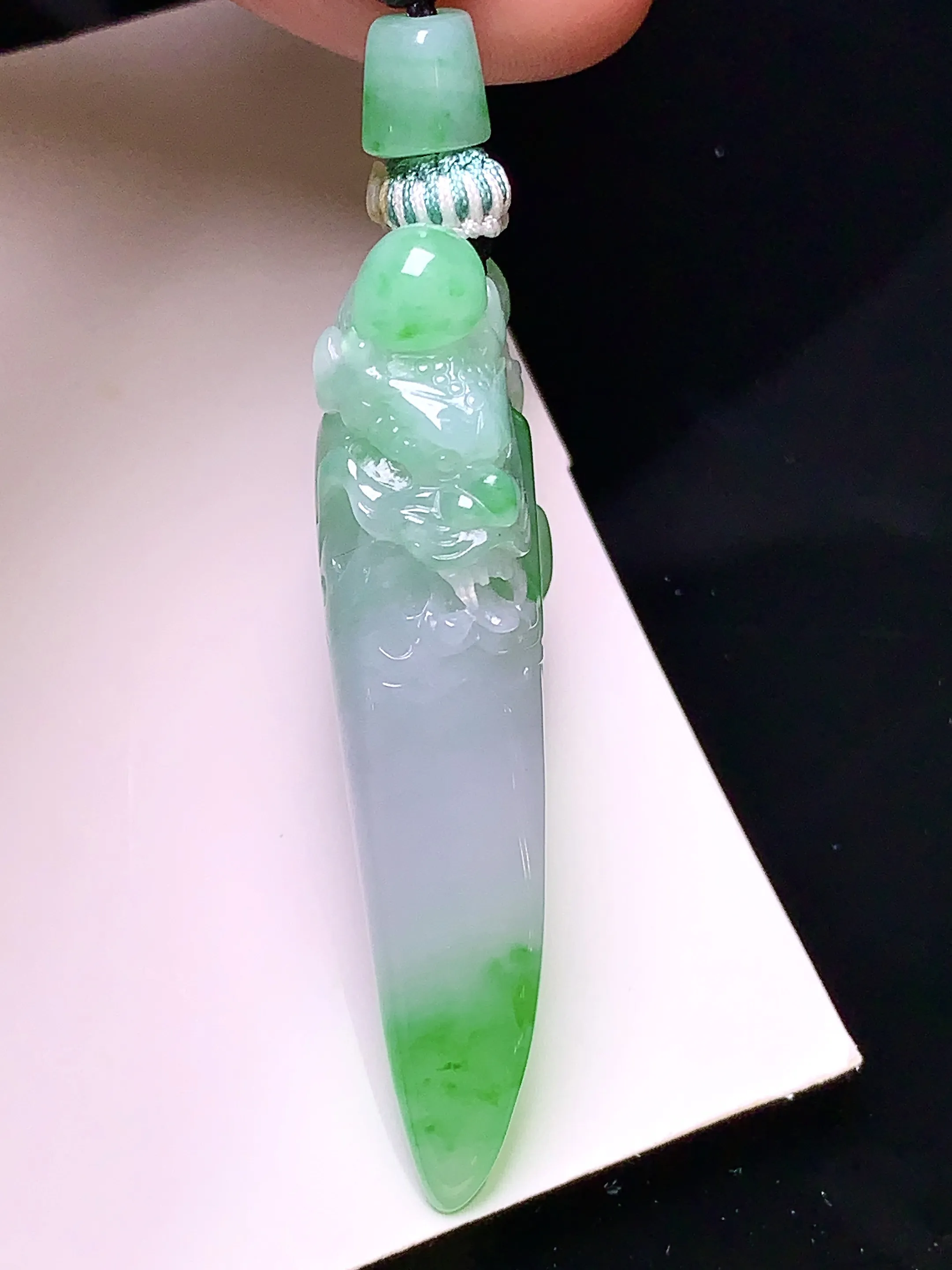 飘绿龙牙吊坠 玉质细腻 色泽清新艳丽 整体尺寸45.2*18*10