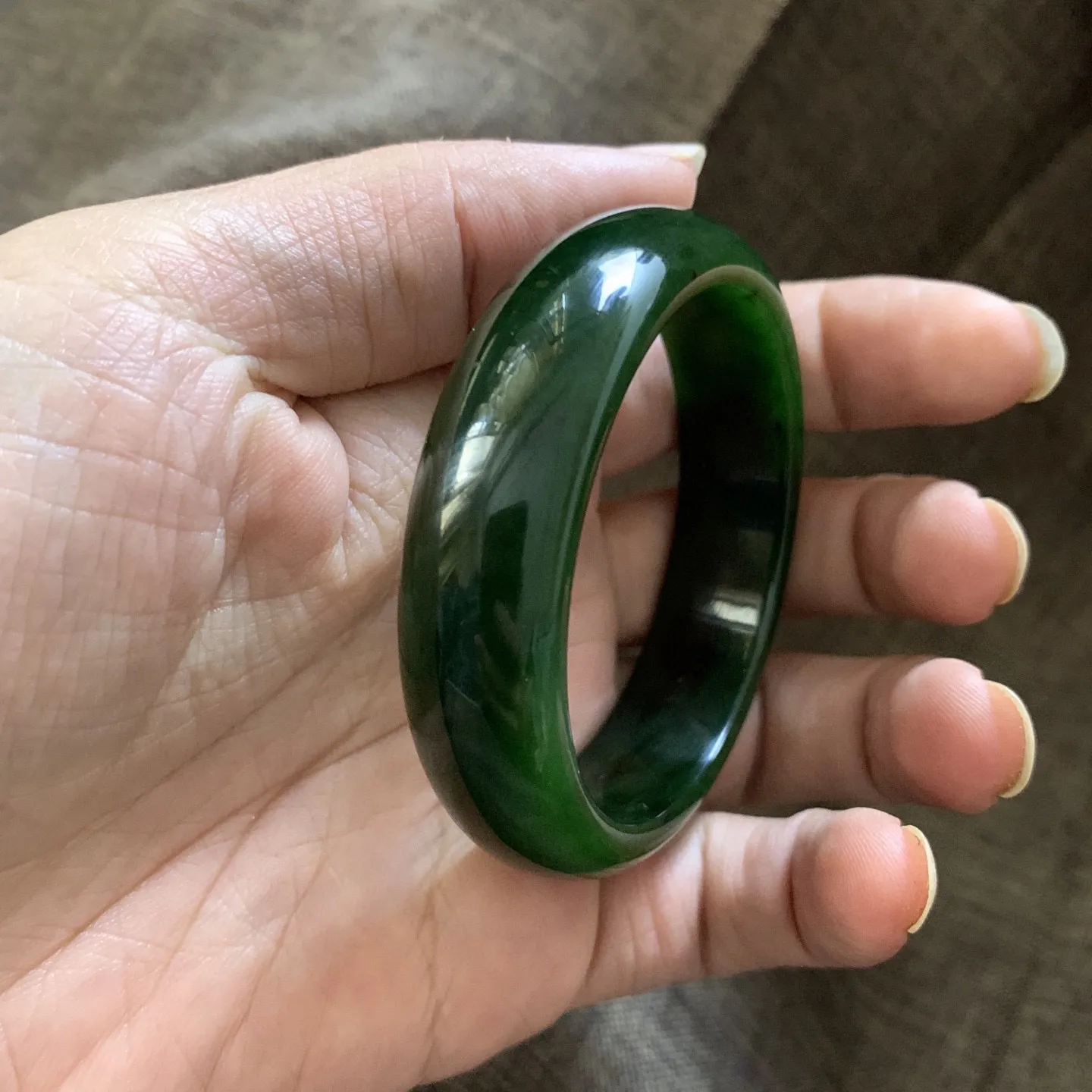 53圈口和田玉鲜菠菜绿宽版手镯【挽间柔情】，镯型古朴典雅。在诗情画意的雨巷相遇，你是我腕间的一抹风情，有你眸有深情.清风荡漾湖间静水，我愿俯身低眉，在烟波涟漪处寻你。