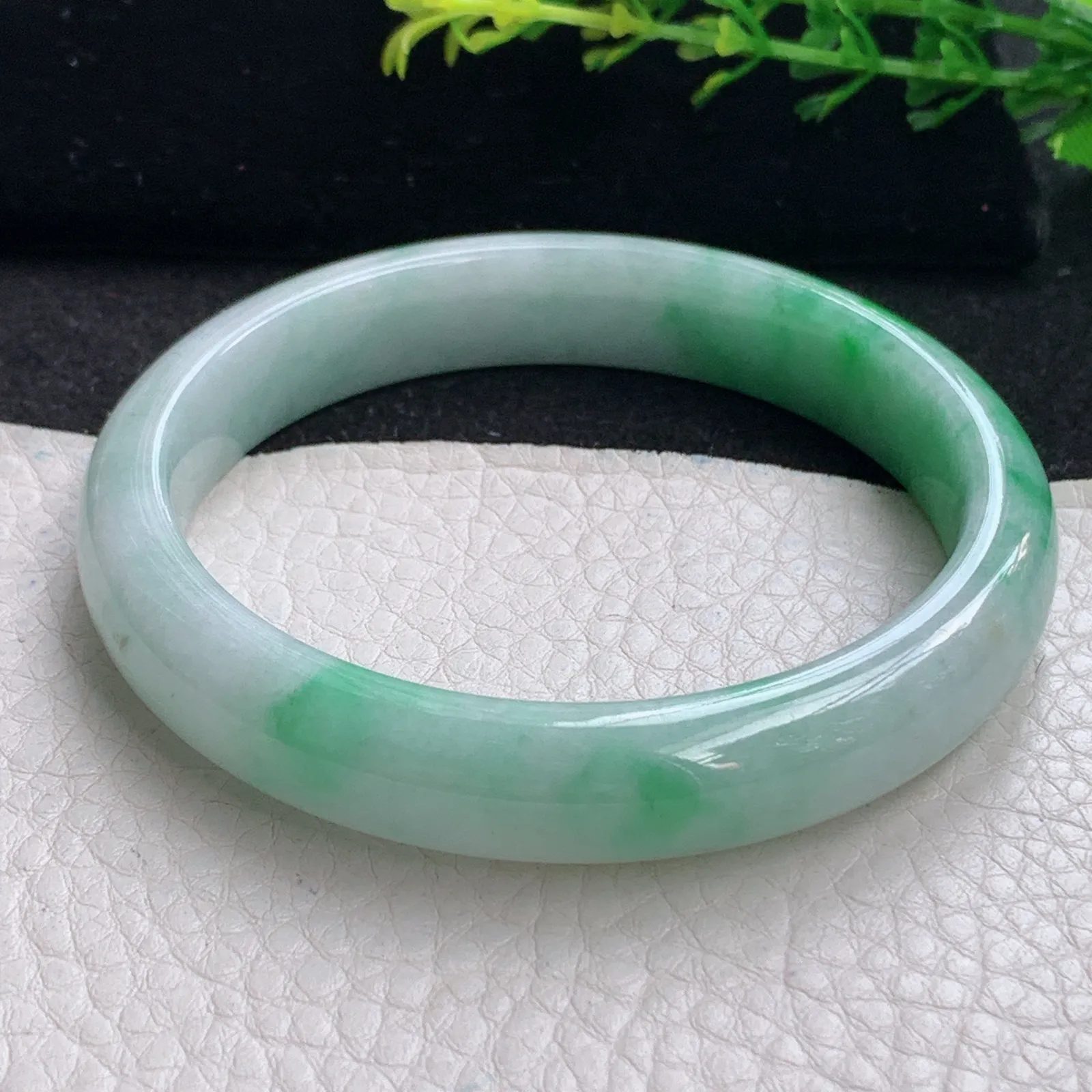 js自然光59*11.5*7.6平安镯 缅甸翡翠a货飘阳绿宽边玉手镯 玉手环