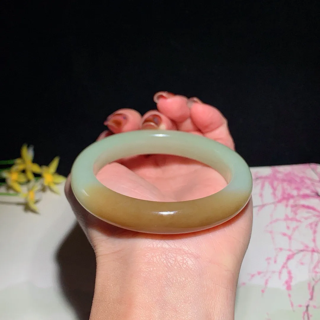 和田玉57圈口且末糖手镯！圈口57宽11.6玉质细腻油润 底色纯净无裂无杂 脂粉好，品质高。