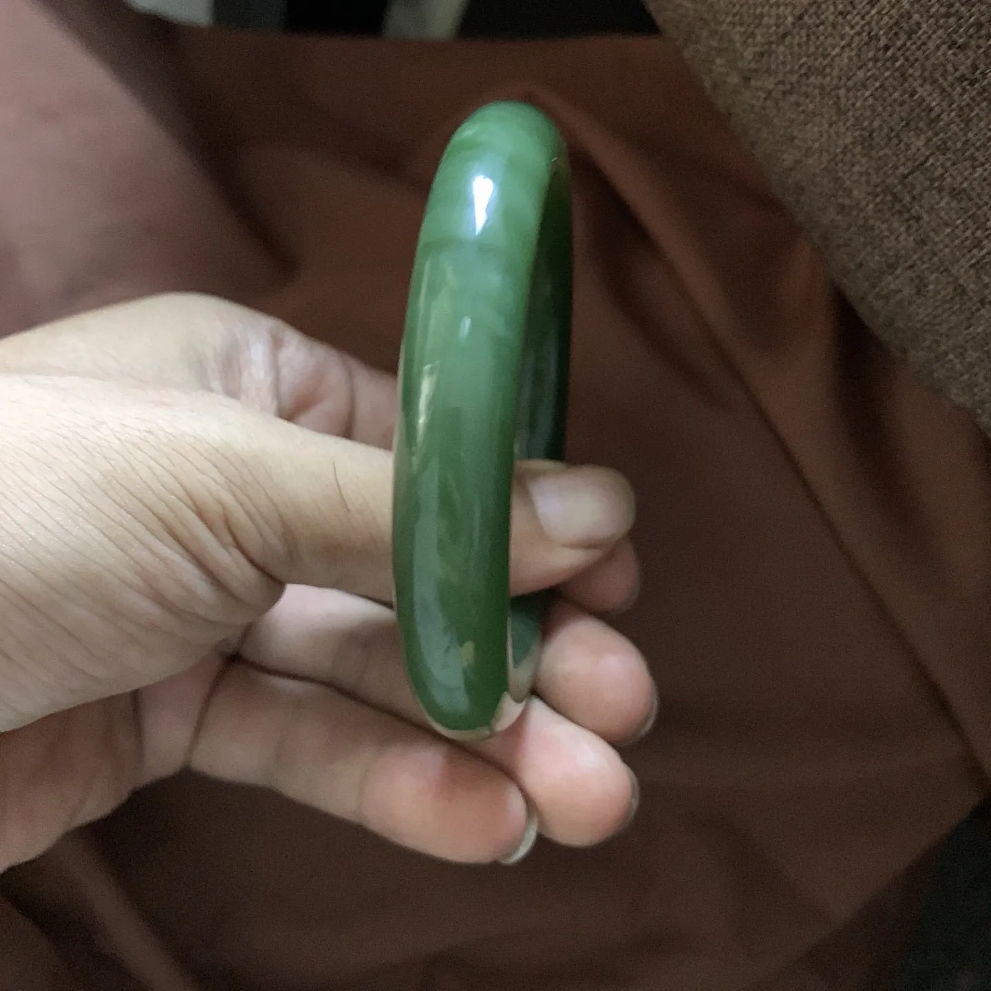 珍藏品，和田玉碧玉60圈口阳绿色圆条手镯，圈口60宽11.8mm玉质特细腻油润，高脂粉，高品质，萦绕腕间时，古韵不失时尚，素雅不失品味，细腻光滑的触感，使人沉醉，气质高雅