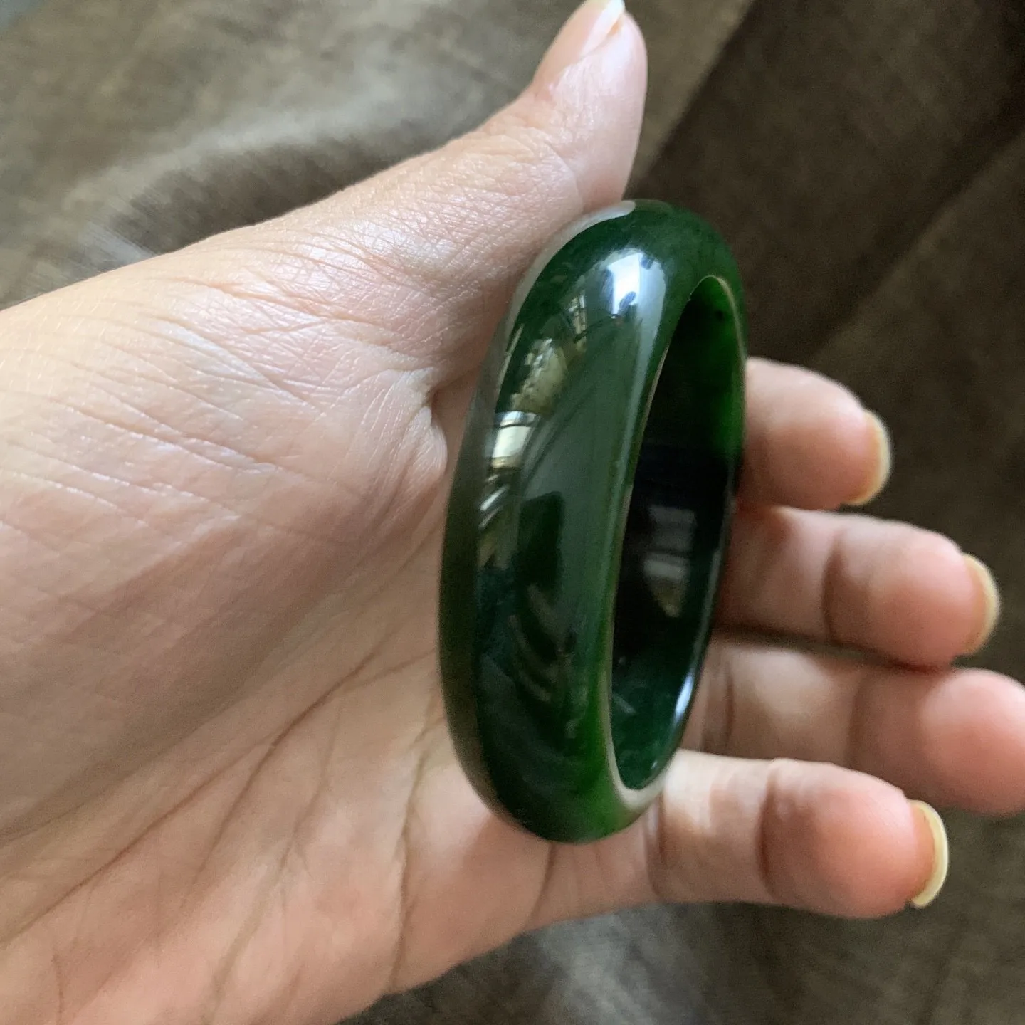 53圈口和田玉鲜菠菜绿宽版手镯【挽间柔情】，镯型古朴典雅。在诗情画意的雨巷相遇，你是我腕间的一抹风情，有你眸有深情.清风荡漾湖间静水，我愿俯身低眉，在烟波涟漪处寻你。