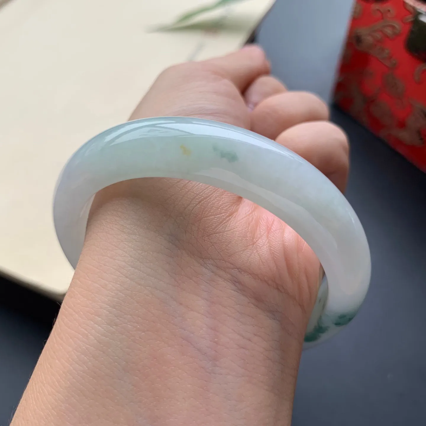 55.5圈口飘花正圈手镯 尺寸：55.5-12.6-7.6，无纹裂，细腻光滑，花色飘逸