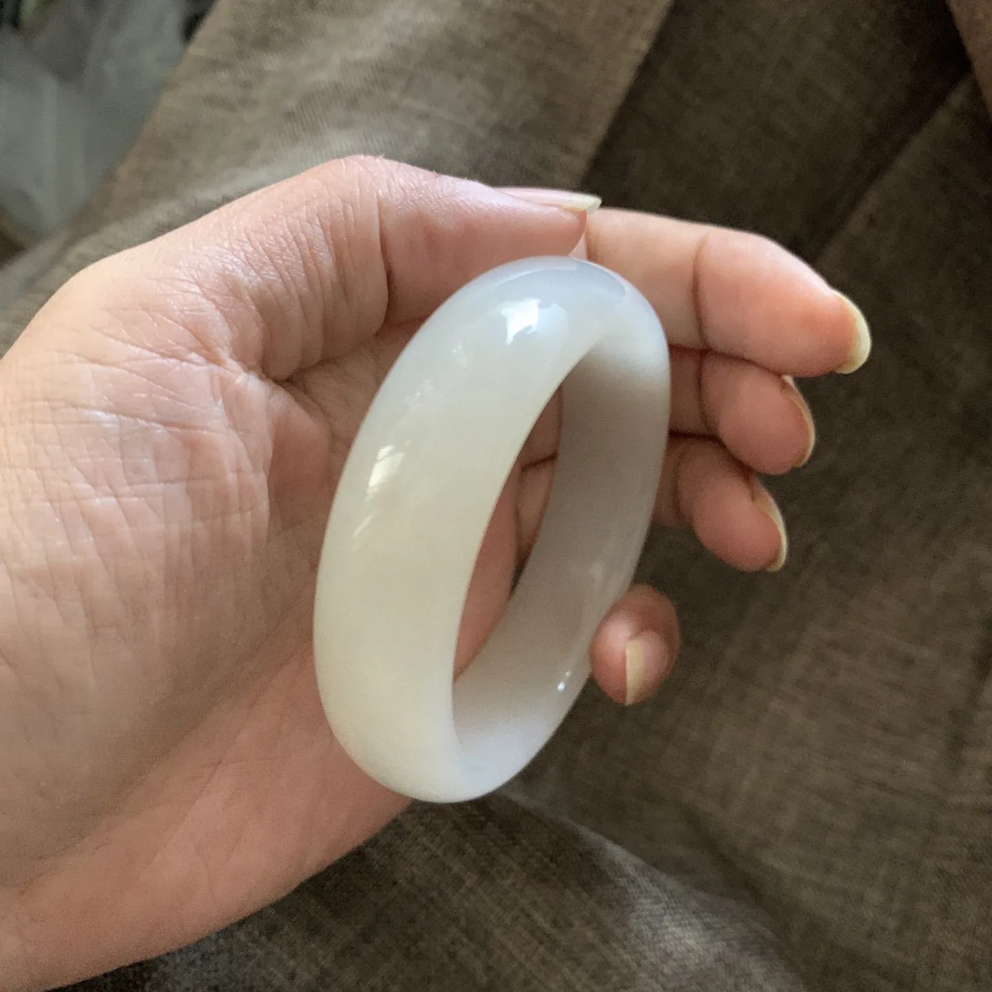 61圈口和田玉藕粉色宽版手镯【挽间柔情】，镯型古朴典雅。在诗情画意的雨巷相遇，你是我腕间的一抹风情，有你眸有深情.清风荡漾湖间静水，我愿俯身低眉，在烟波涟漪处寻你