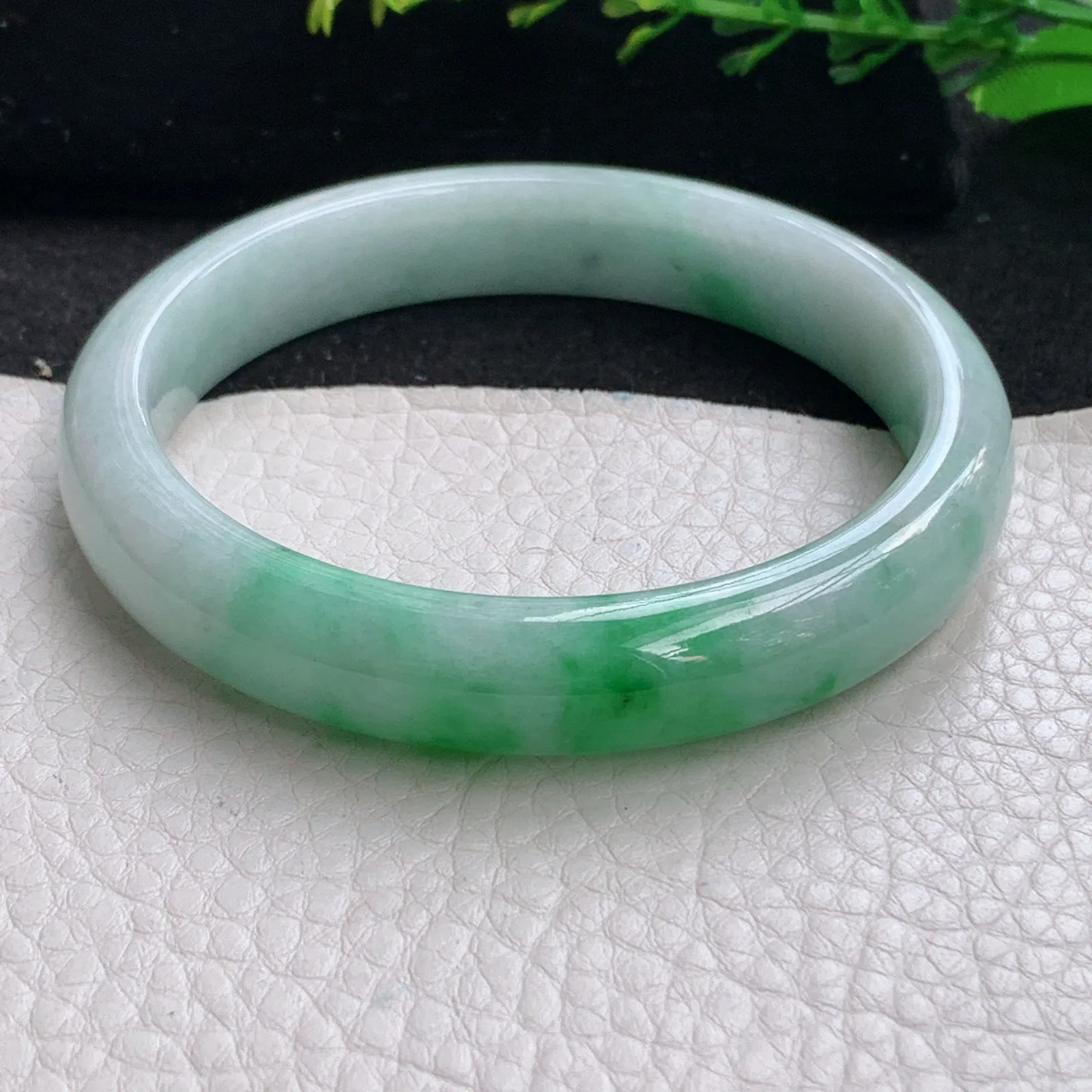 js自然光59*11.5*7.6平安镯 缅甸翡翠a货飘阳绿宽边玉手镯 玉手环