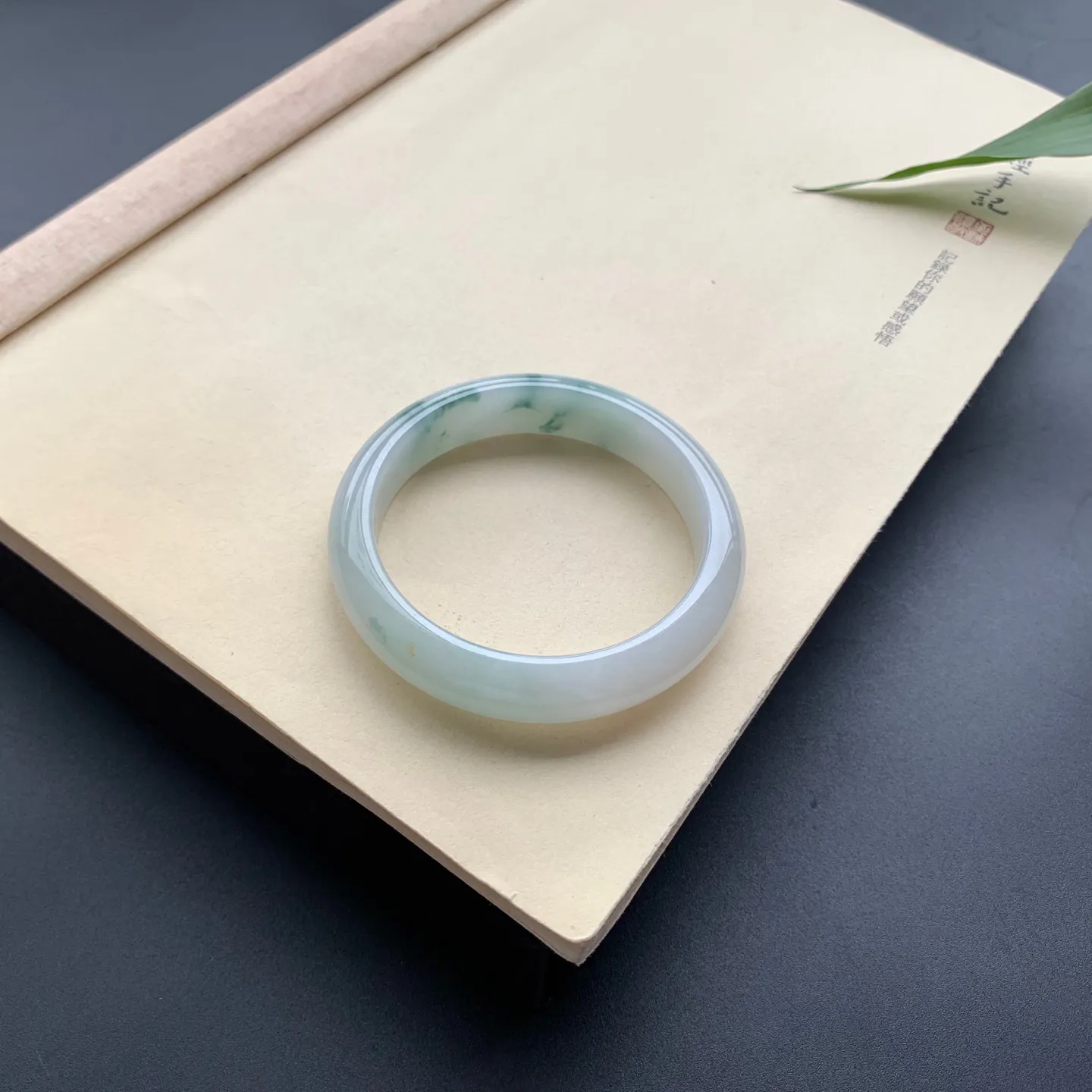 55.5圈口飘花正圈手镯 尺寸：55.5-12.6-7.6，无纹裂，细腻光滑，花色飘逸