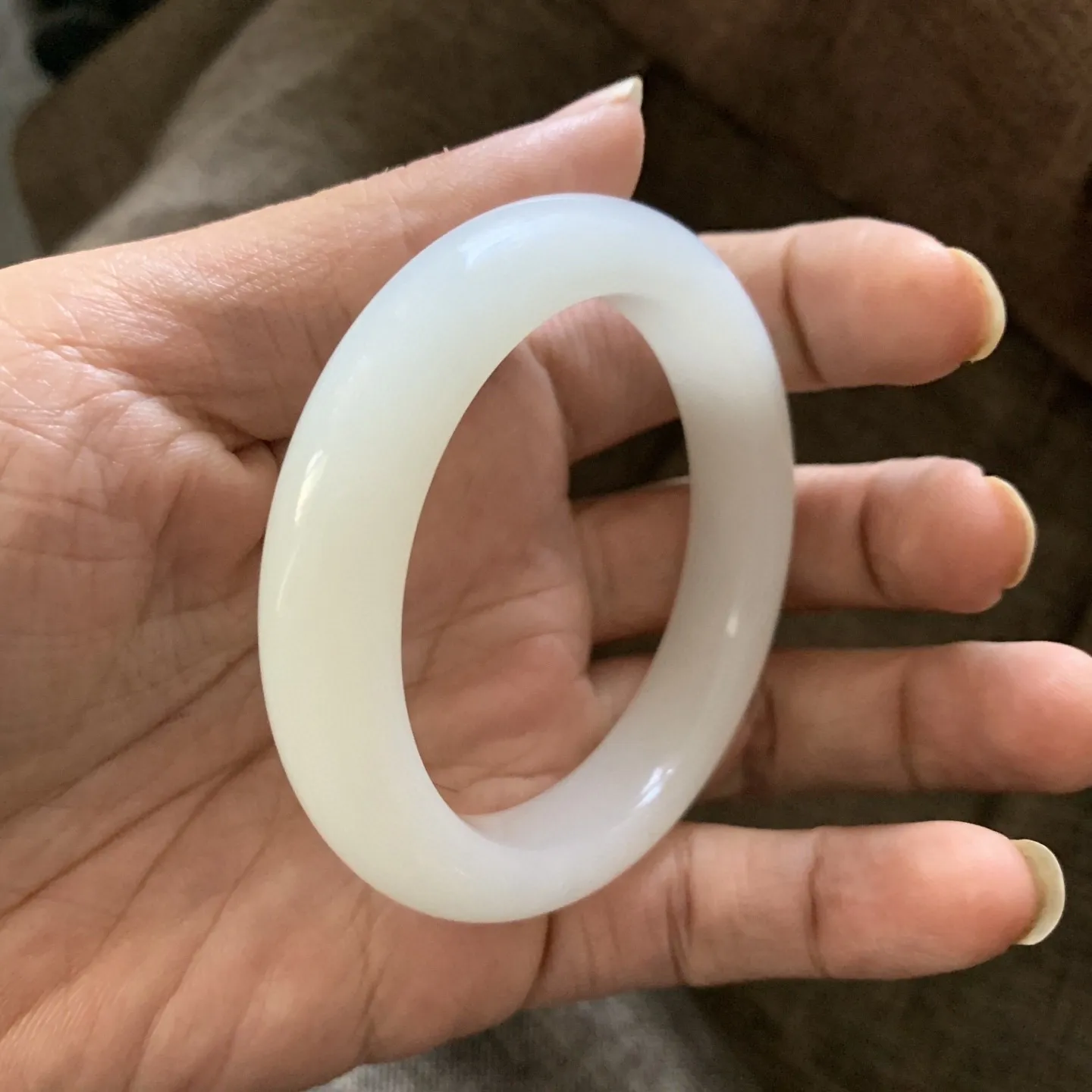 54圈口和田玉羊脂白手镯【挽间柔情】，镯型古朴典雅。在诗情画意的雨巷相遇，你是我腕间的一抹风情，有你眸有深情.清风荡漾湖间静水，我愿俯身低眉，在烟波涟漪处寻你