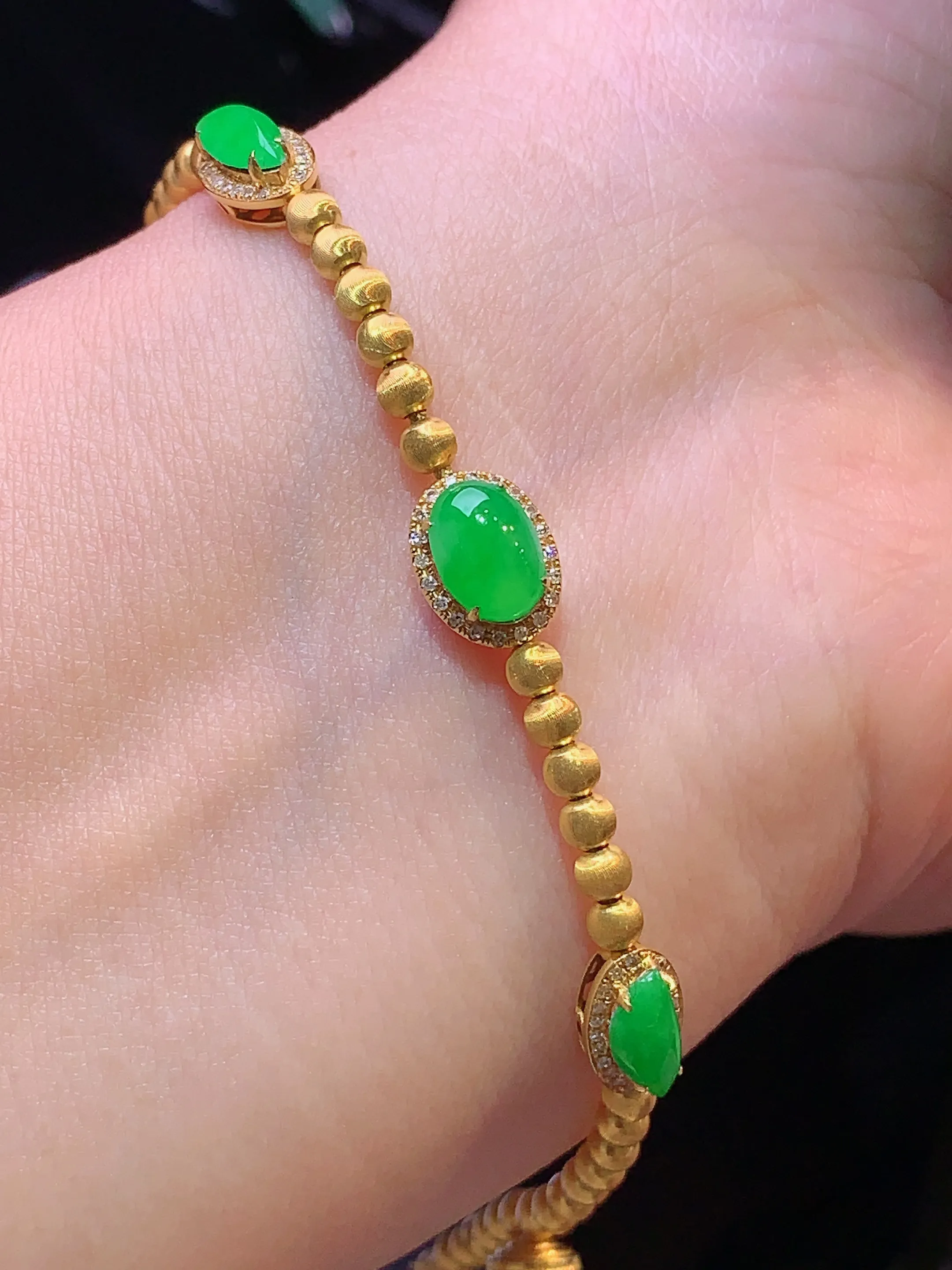 18k金钻镶嵌满绿蛋面手链 玉质细腻 色泽清新艳丽 裸石尺寸7.6*5.3*3.5