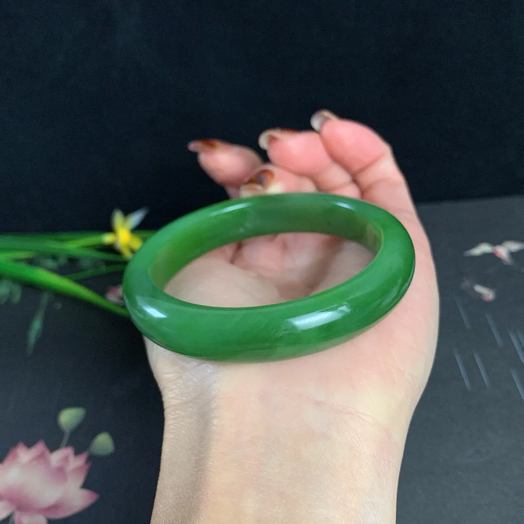 土豪款，和田玉55.5圈口阳绿色碧玉手镯！圈口55.5宽12玉质细腻油润 底色纯净 无纹裂 脂粉好，品质高