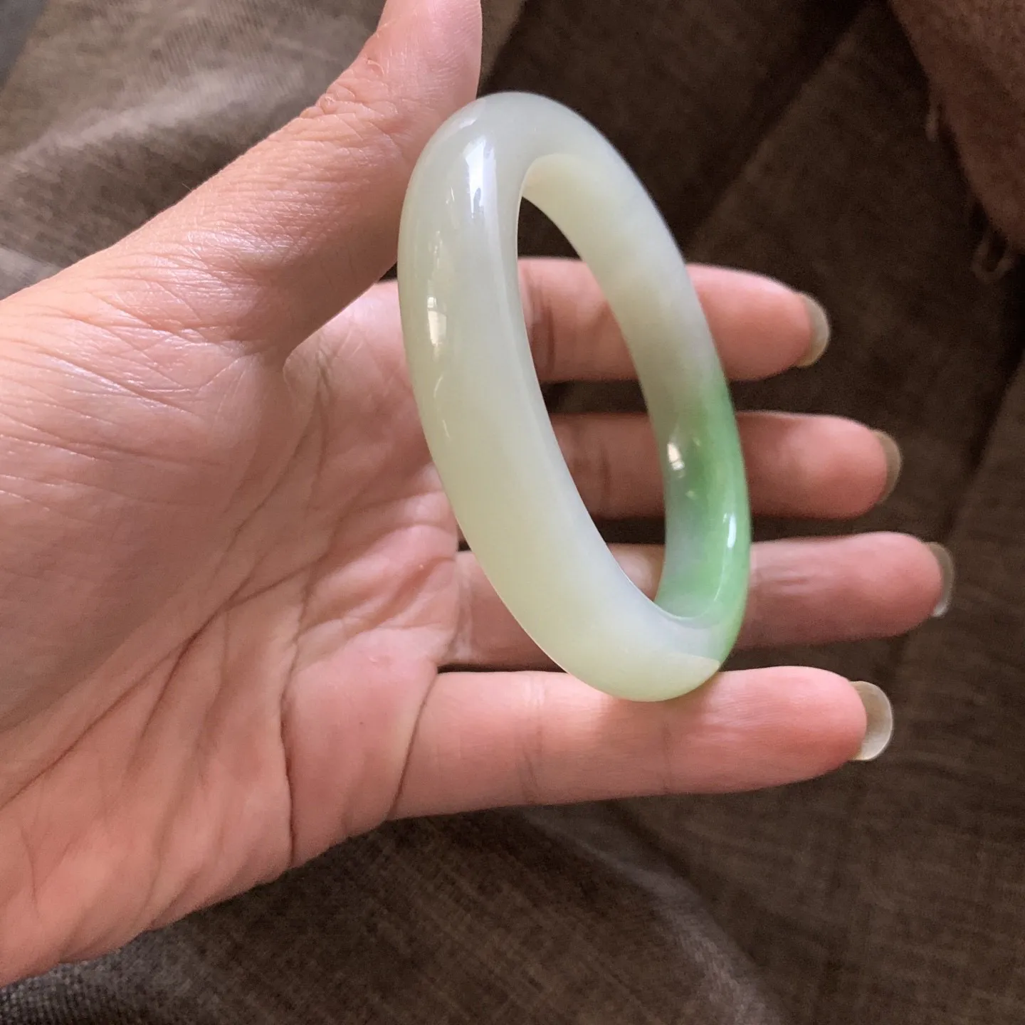 收藏款，57.5圈口和田玉翠青手镯【挽间柔情】，镯型古朴典雅。在诗情画意的雨巷相遇，你是我腕间的一抹风情，有你眸有深情.清风荡漾湖间静水，我愿俯身低眉，在烟波涟漪处寻你