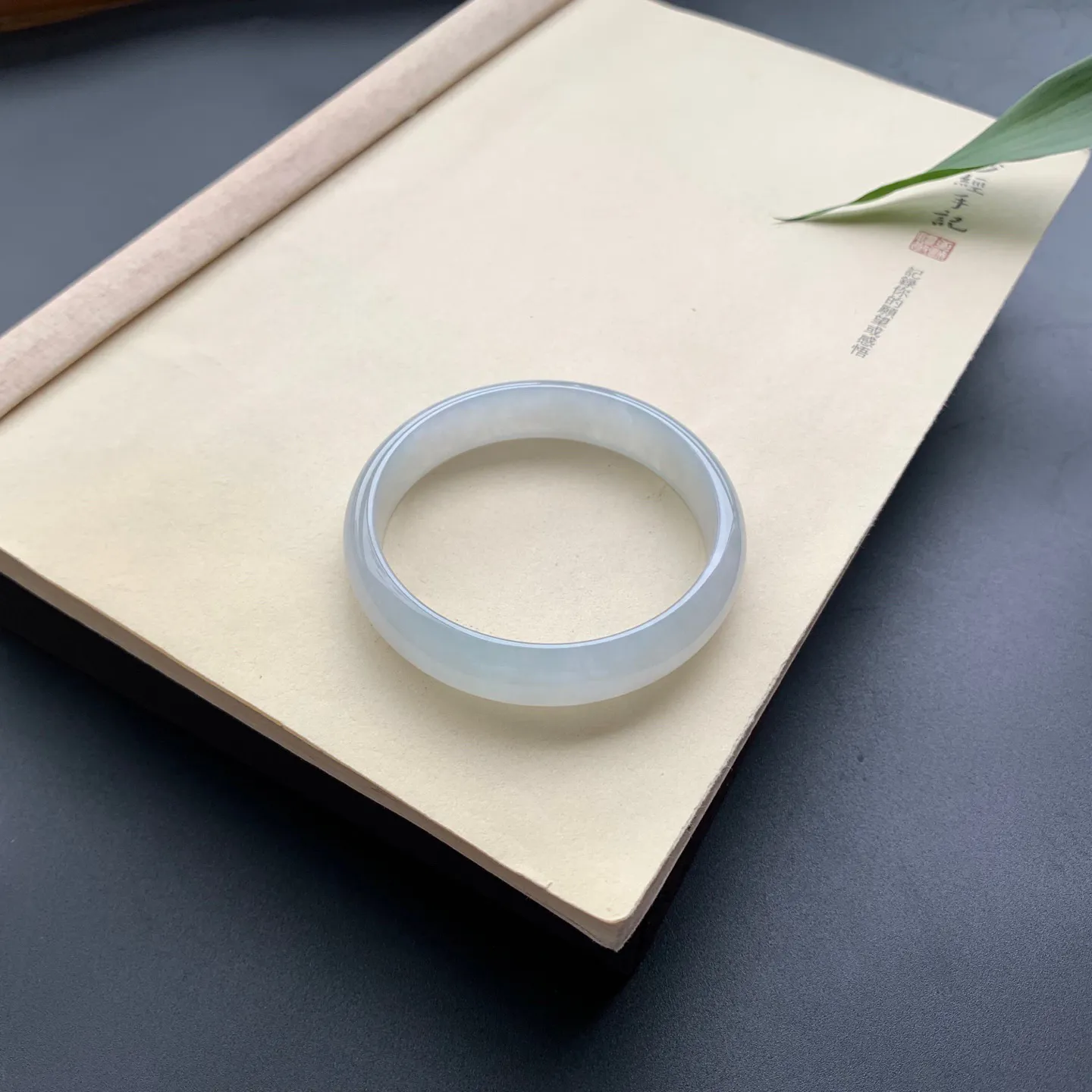 59.8圈口冰正圈手镯 尺寸：59.8-13.3-6.2，无纹裂，水润起胶，宽版大气